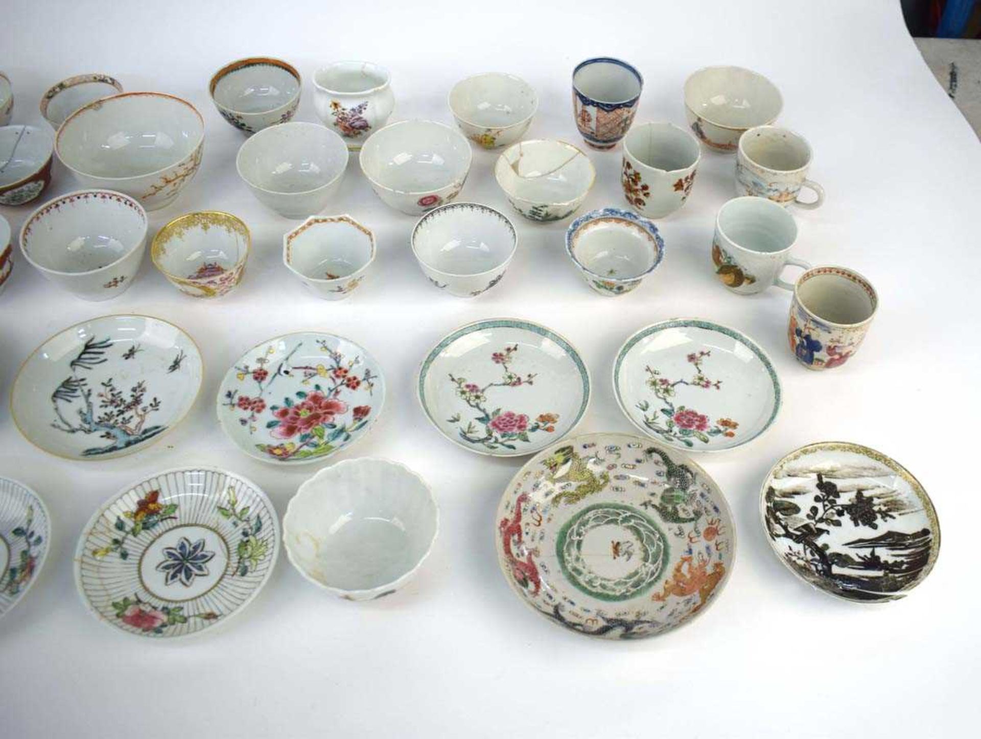 A large quantity of Chinese and other enamel and imari decorated tea bowls, tea cups, saucers and - Bild 12 aus 15