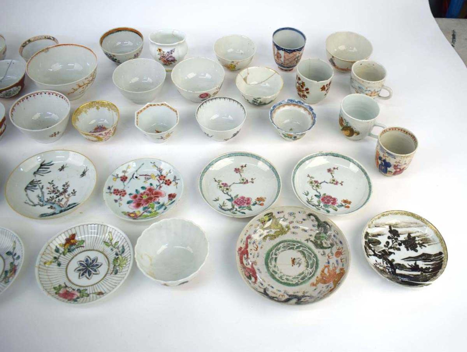 A large quantity of Chinese and other enamel and imari decorated tea bowls, tea cups, saucers and - Image 12 of 15