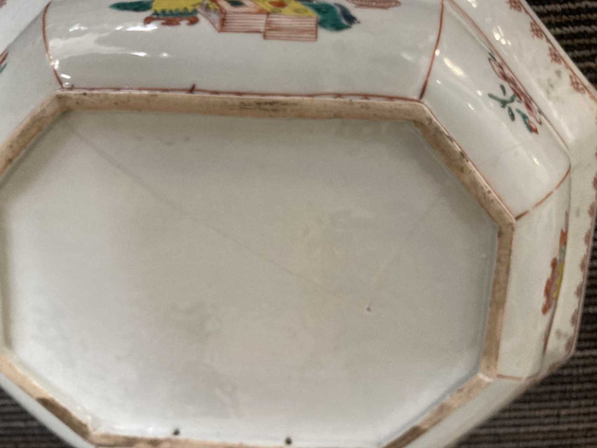 A Chinese shallow dish of octagonal form decorated with blossoming branches in the famille rose - Bild 30 aus 41