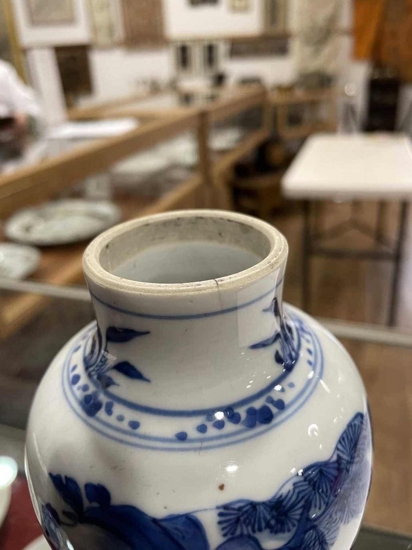 A Chinese blue and white blossom pattern brush pot of cylindrical form on a fixed hardwood base, - Bild 34 aus 54