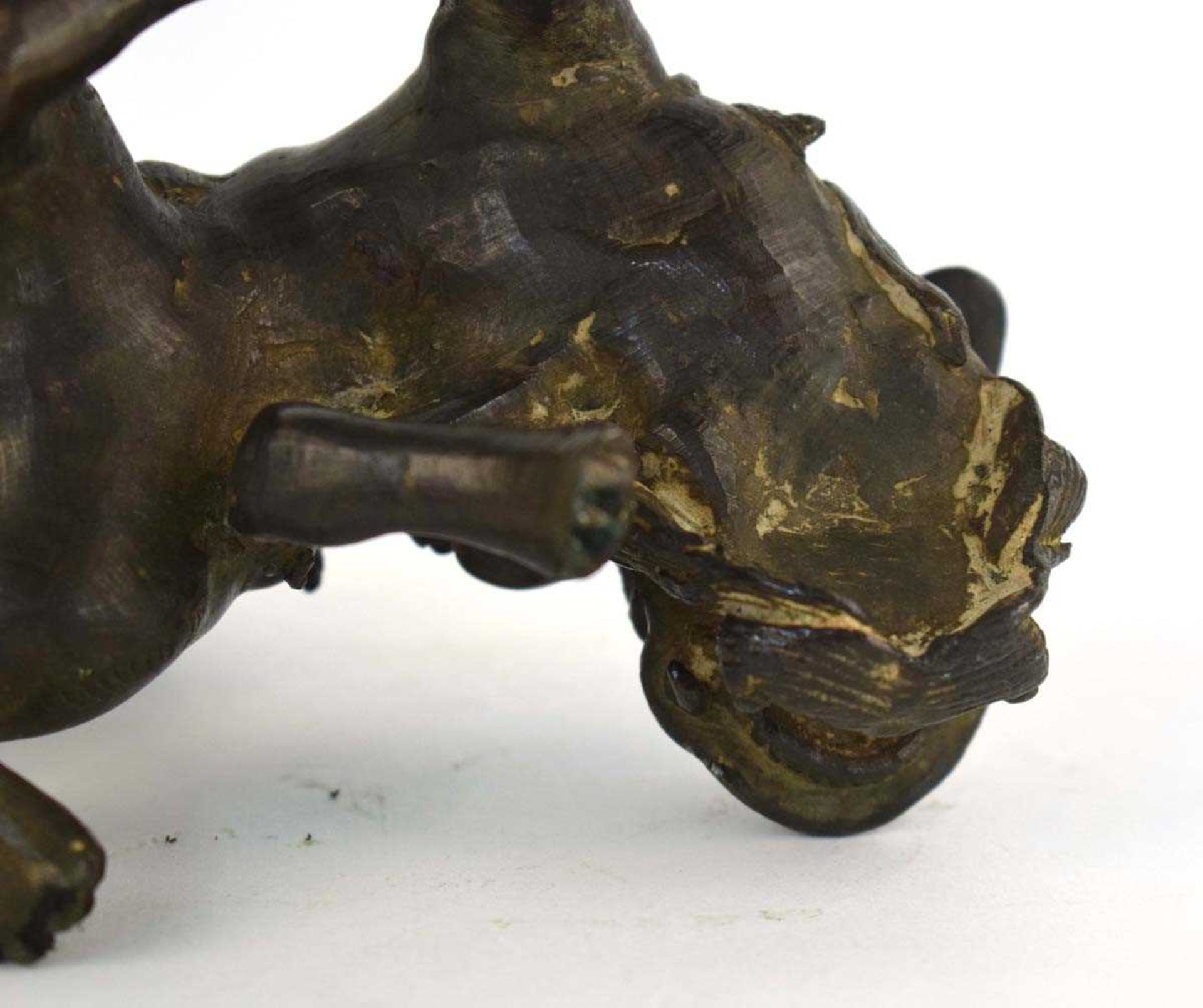 A Chinese brown patinated bronze figure modelled as a foo dog, h. 10.5 cm, d. 8.5 cm, 730 gms * - Bild 5 aus 5