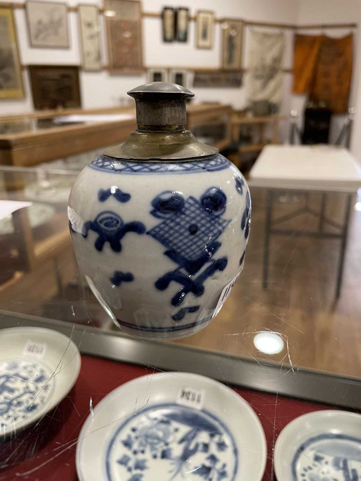 A mixed group of Chinese and other blue and white ceramics including beads, lidded vases, caddies - Bild 66 aus 82