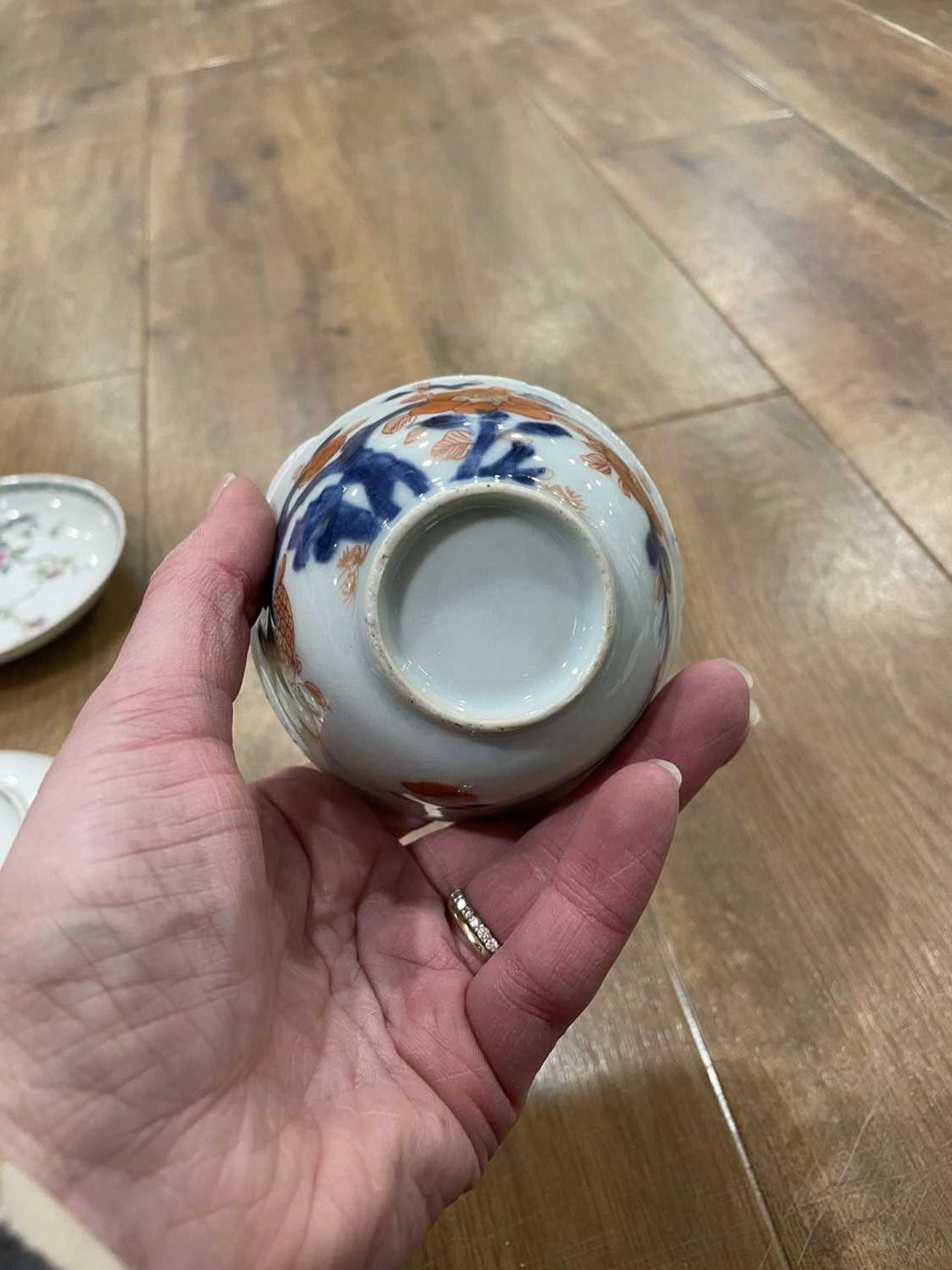 Twelve matching Chinese and other tea bowls, cups and saucers, each decorated in a different - Bild 93 aus 114