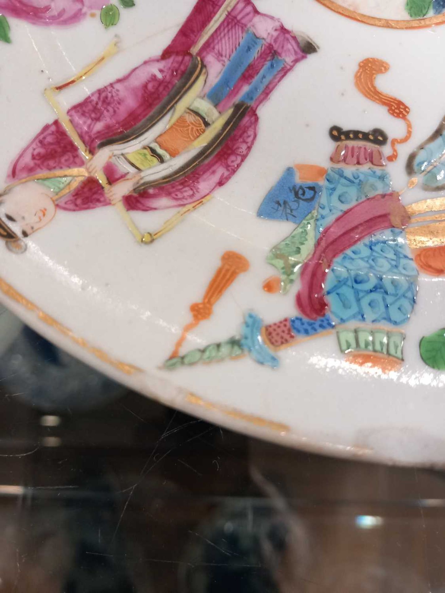 A Cantonese shallow dish all over decorated in coloured enamels with Pekingese dogs, d. 23.5 cm, - Bild 31 aus 41