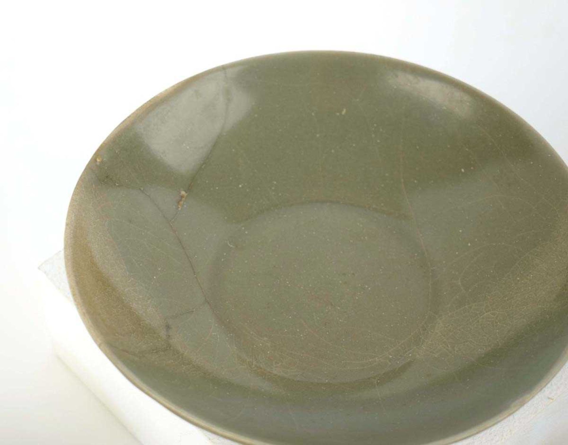 A Chinese celadon tea bowl of circular form repaired with the Kintsugi technique, d. 10.5 cm, h.4. - Image 4 of 4