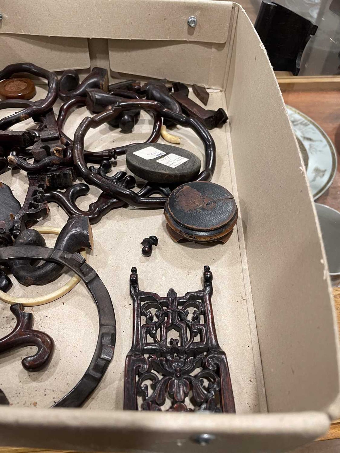 A collection of Chinese hardwood and lacquered stands and stand parts, various sizes (qty) Breakages - Bild 127 aus 171