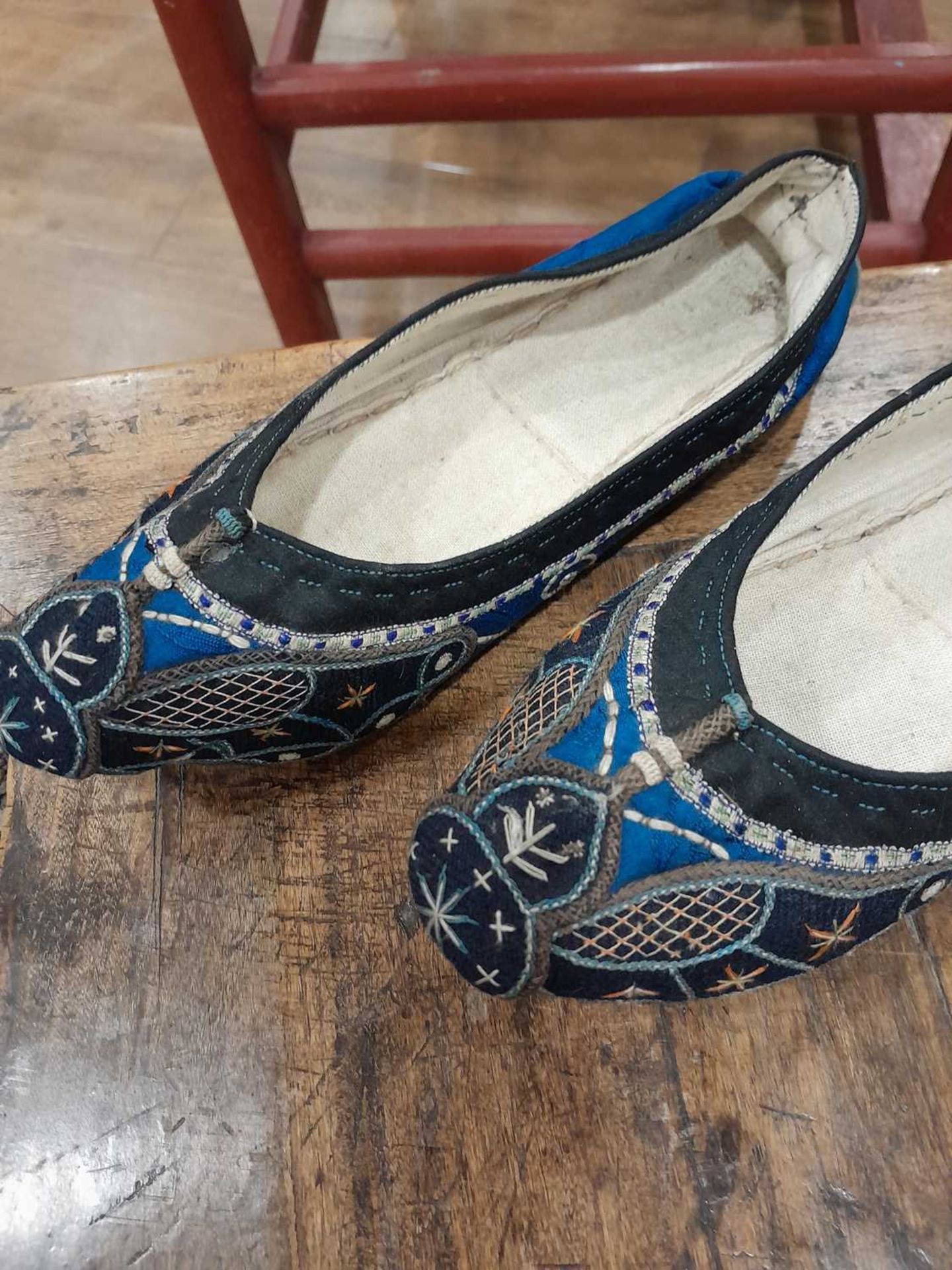 A pair of Chinese embroidered silk 'lotus' shoes, l. 11.5 cm, two further pairs of shoes and a - Bild 11 aus 14
