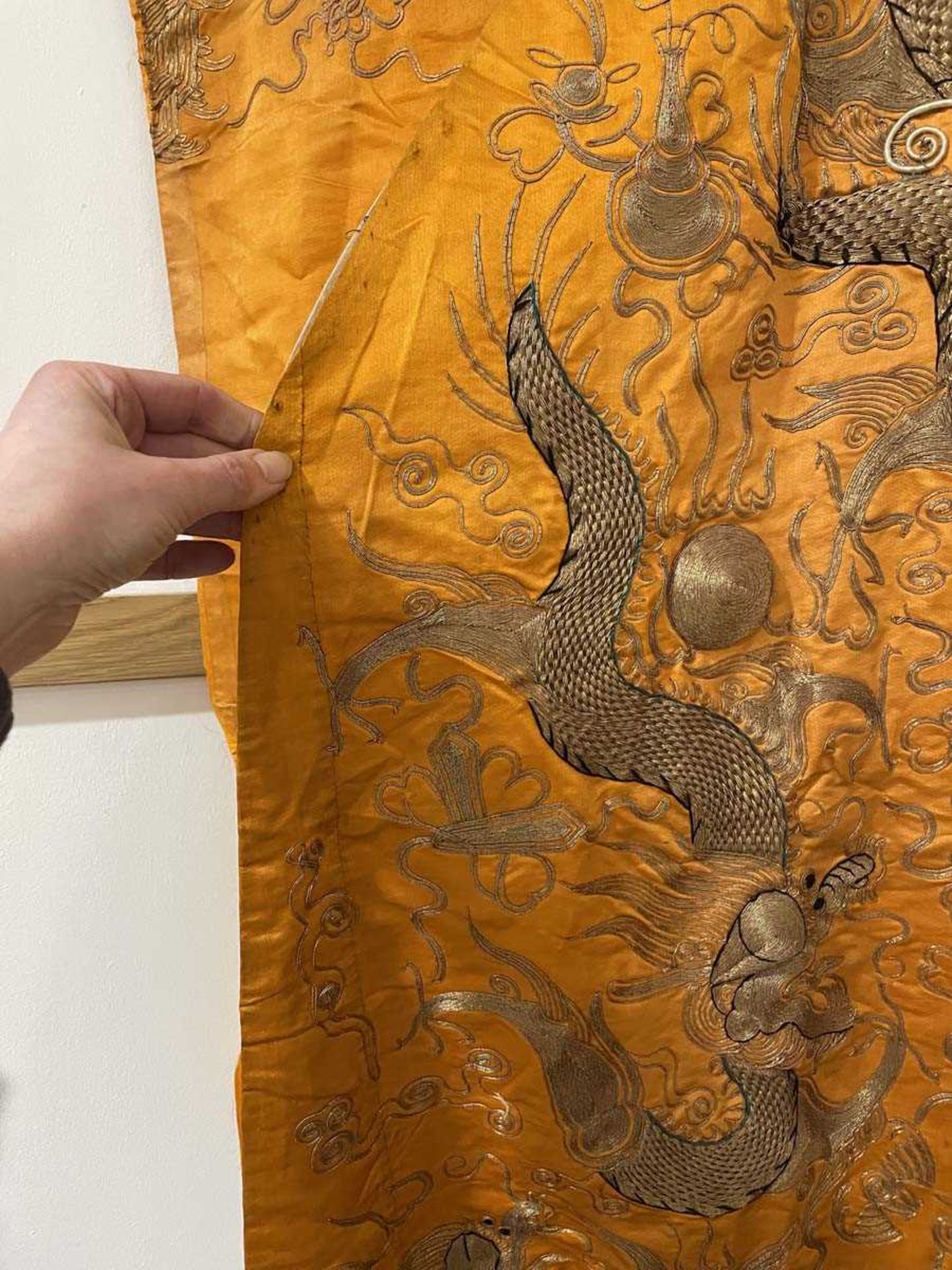 A Chinese robe section worked in gold coloured threads depicting dragons and a pagoda on an orange - Bild 7 aus 15