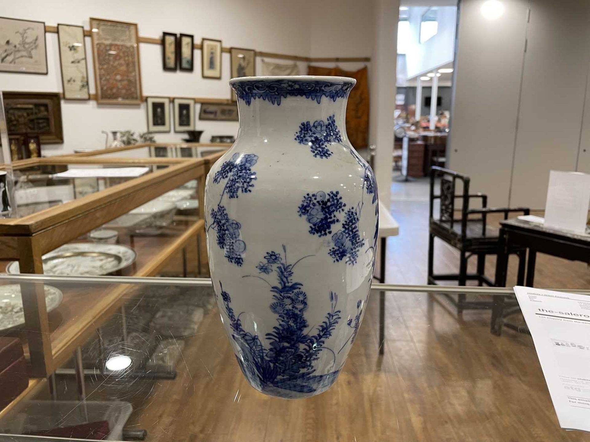 A Chinese blue and white blossom pattern brush pot of cylindrical form on a fixed hardwood base, - Bild 11 aus 54