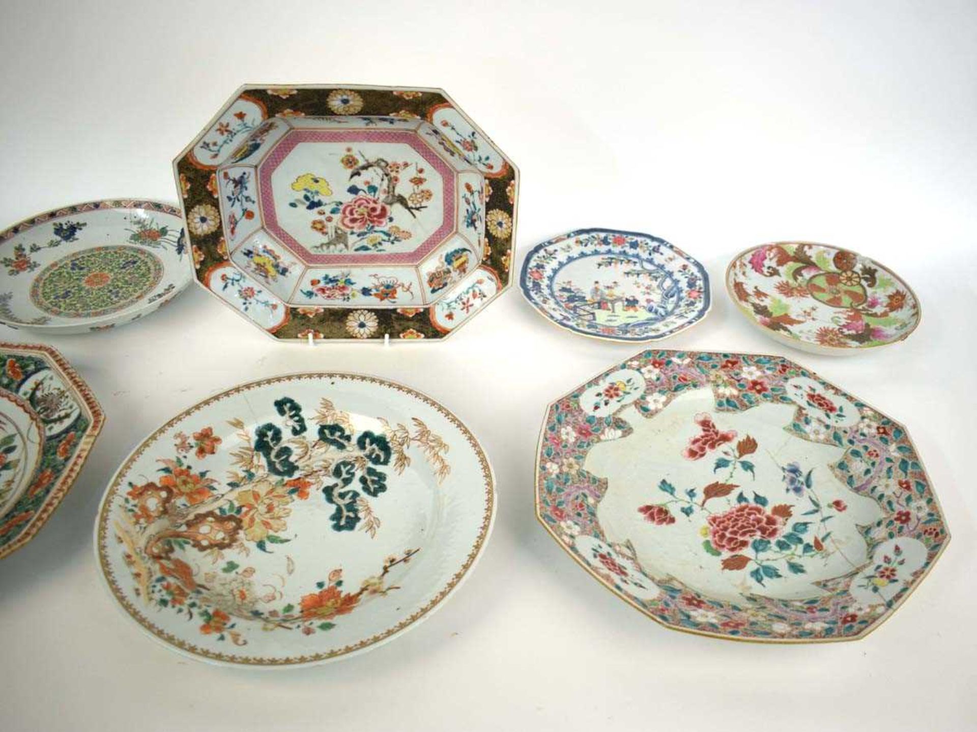 A Chinese shallow dish of octagonal form decorated with blossoming branches in the famille rose - Bild 3 aus 41