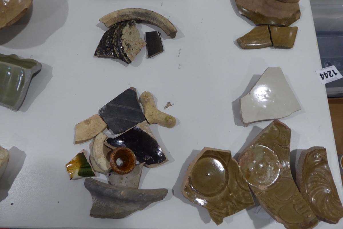 A large quantity of Chinese and other pottery fragments (qty) *from the collection of Phillip - Image 13 of 18