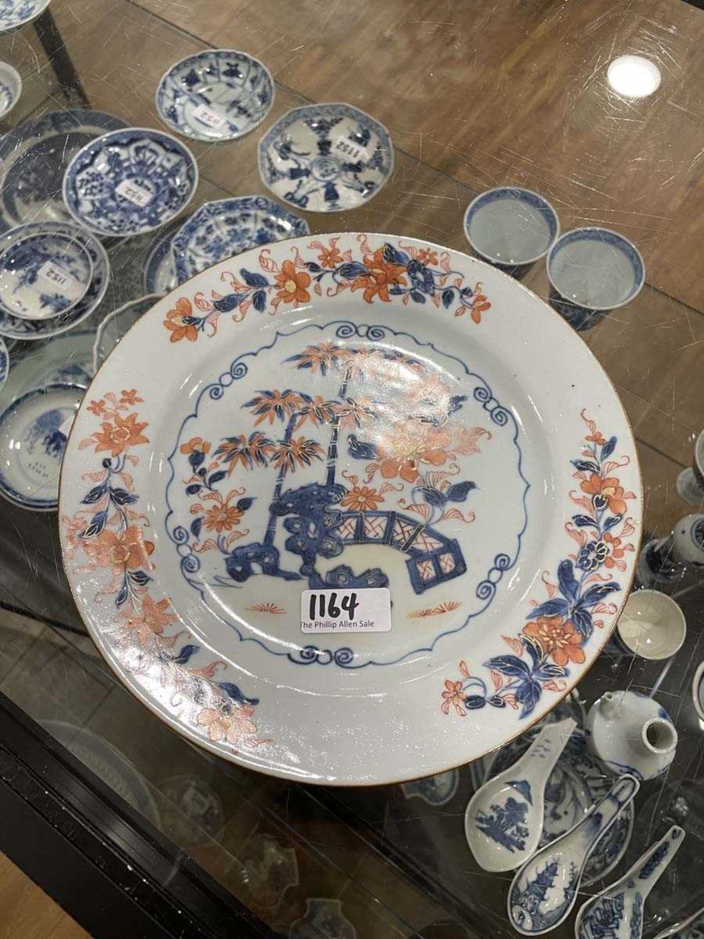 A Chinese side plate, centrally decorated with a pair of deer in the Imari palette, d. 23 cm, - Bild 4 aus 41