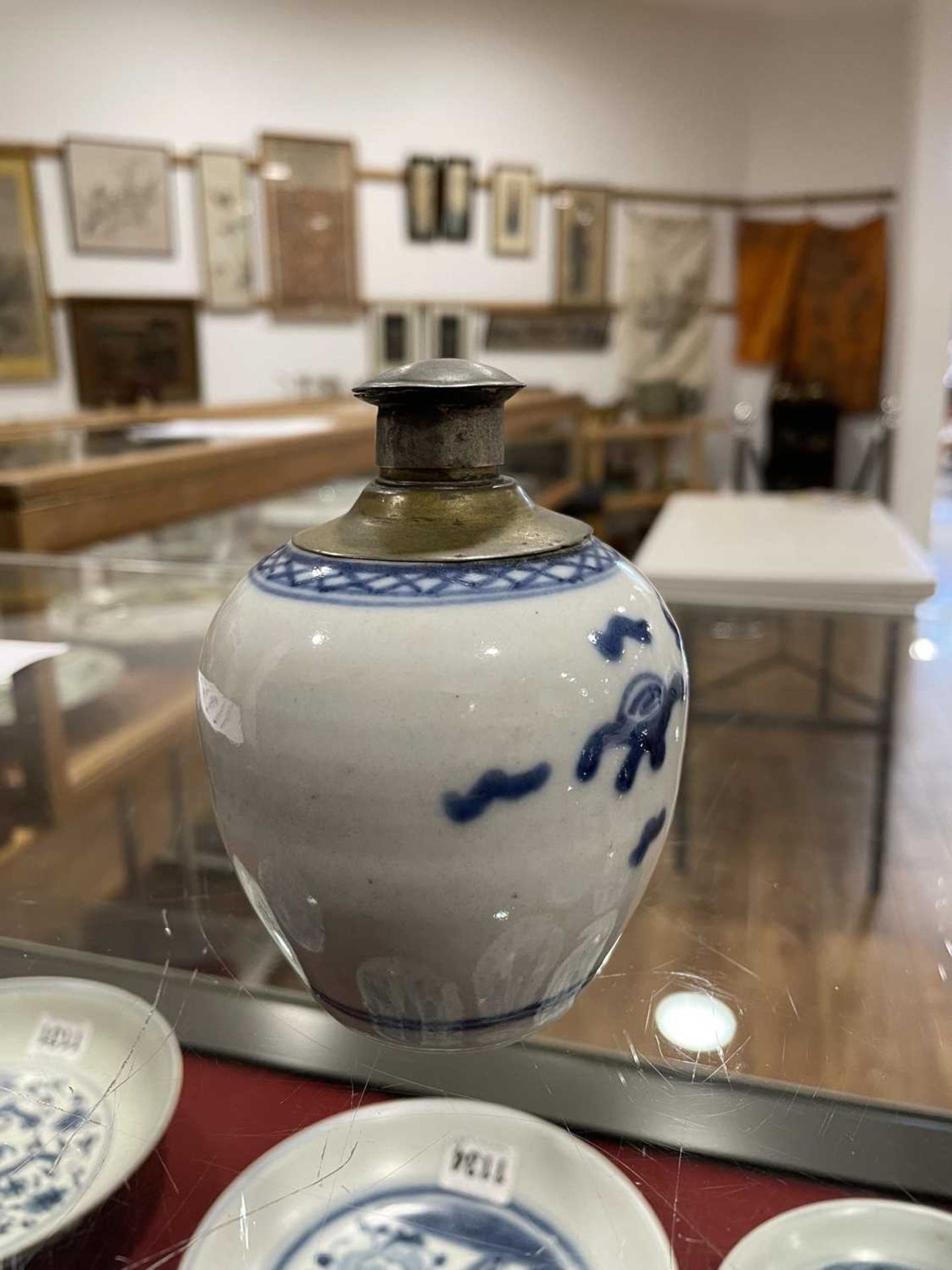 A mixed group of Chinese and other blue and white ceramics including beads, lidded vases, caddies - Bild 69 aus 82