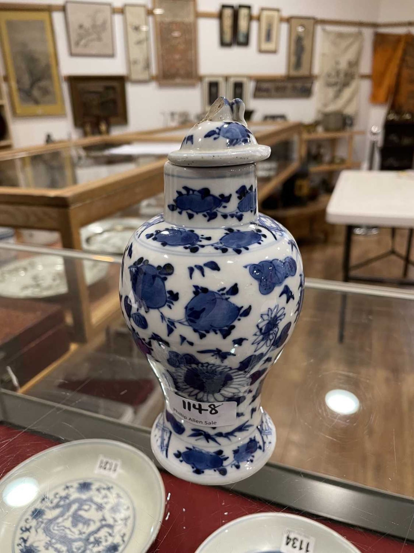 A mixed group of Chinese and other blue and white ceramics including beads, lidded vases, caddies - Bild 78 aus 82
