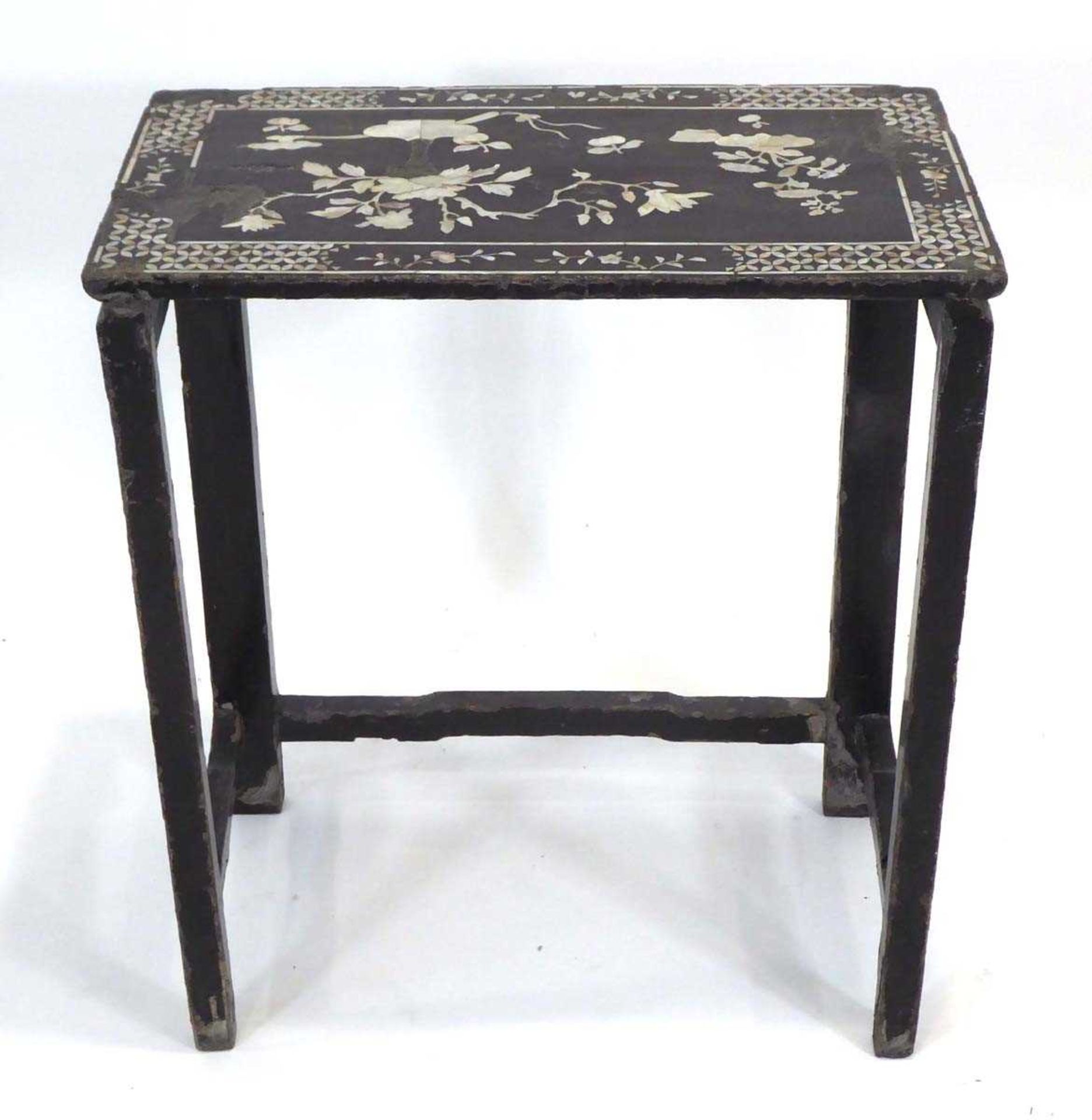 A 19th century Chinese Export (?)huanghuali and lacquered nesting table inlaid with mother-of- - Bild 2 aus 3