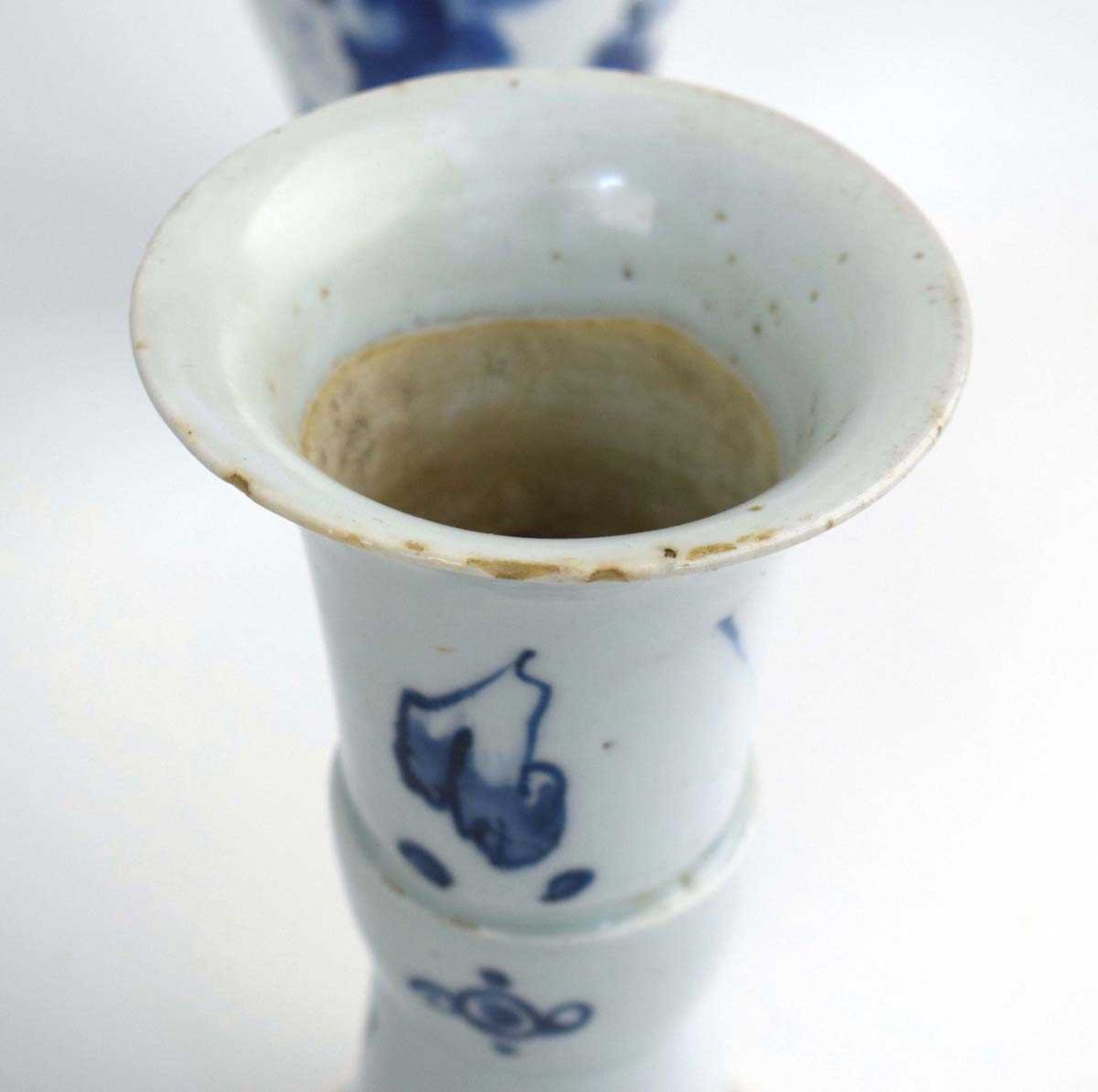 A Chinese blue and white blossom pattern brush pot of cylindrical form on a fixed hardwood base, - Bild 6 aus 54