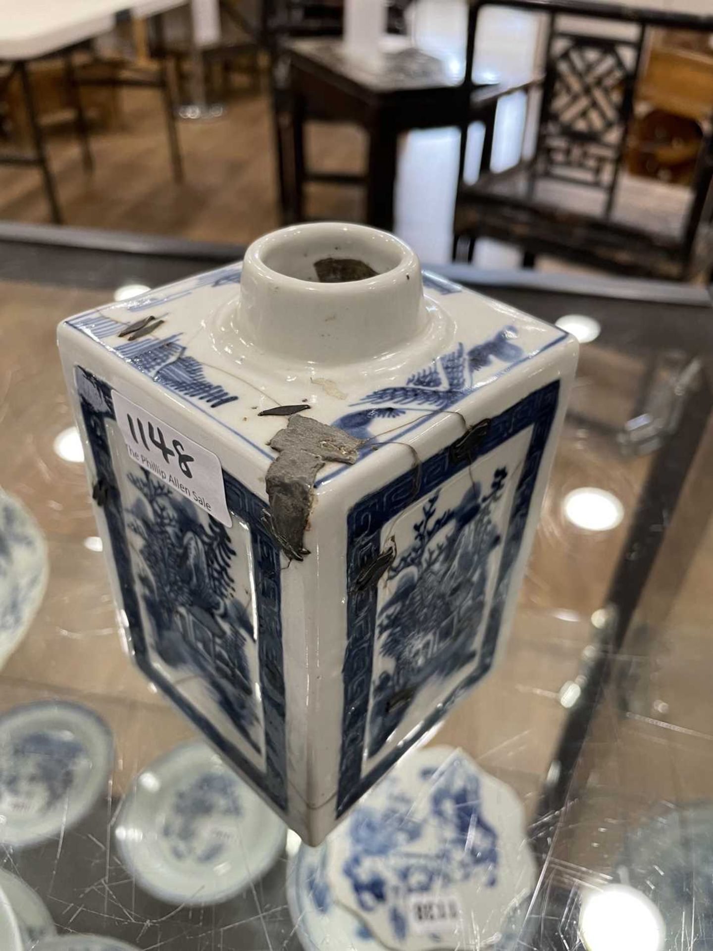 A mixed group of Chinese and other blue and white ceramics including beads, lidded vases, caddies - Bild 24 aus 82