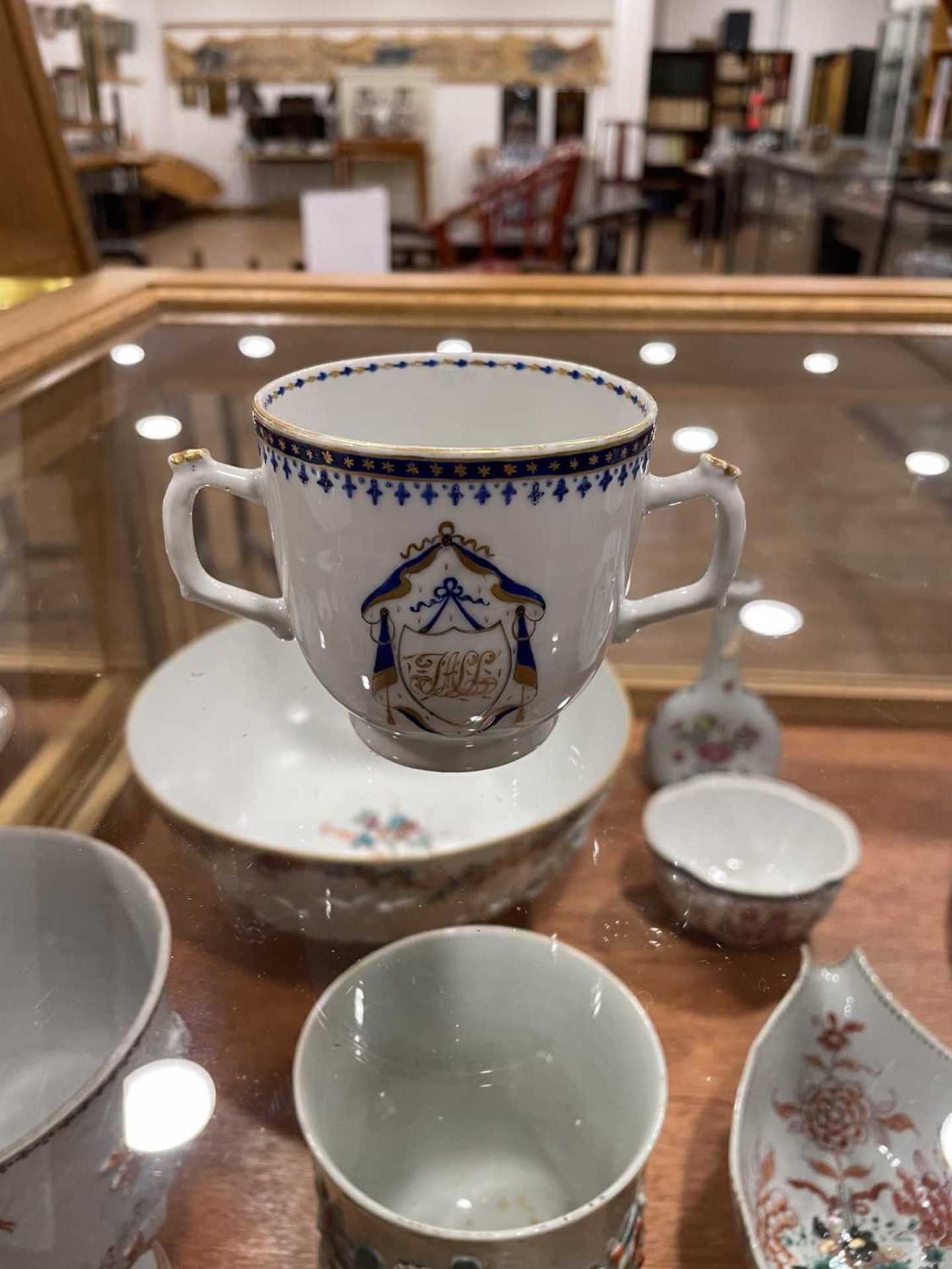 A Chinese Export armorial dish, decorated in coloured enamels with traditional figures and the (?) - Bild 39 aus 41