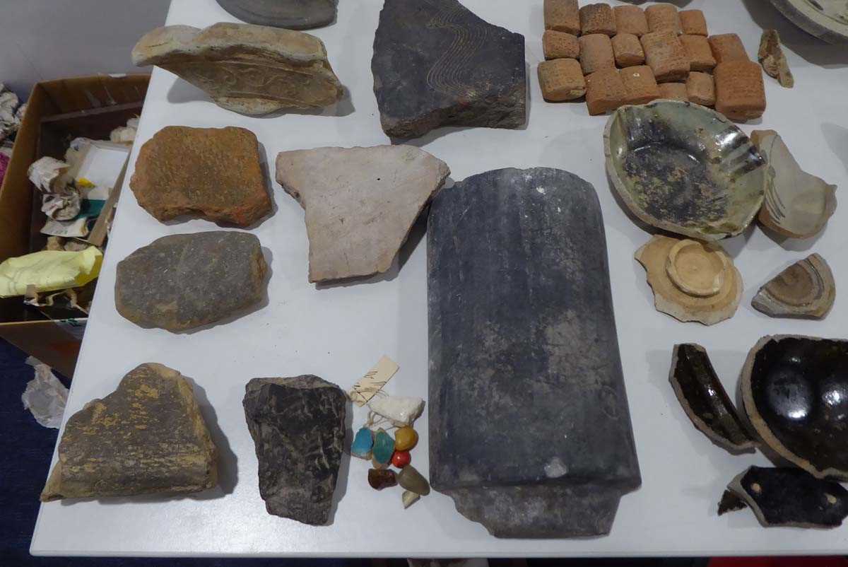 A large quantity of Chinese and other pottery fragments (qty) *from the collection of Phillip - Image 3 of 18