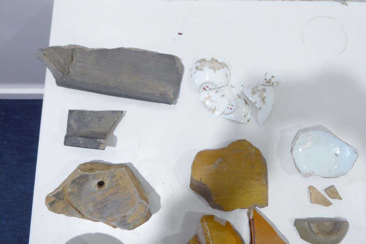 A large quantity of Chinese and other pottery fragments (qty) *from the collection of Phillip - Image 18 of 18