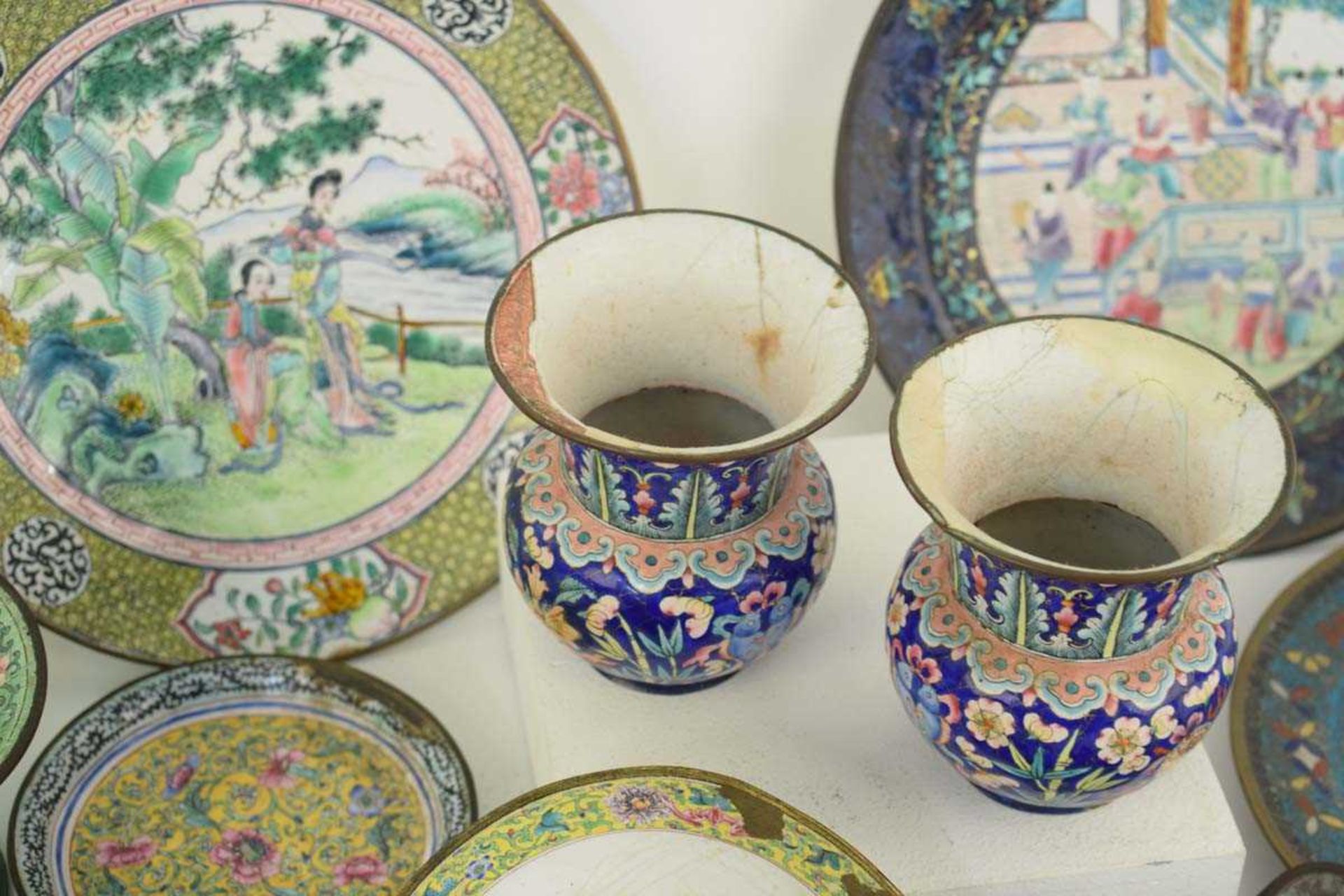 A 19th century Chinese tea bowl, cover and saucer enamel decorated in the famille jaune palette, - Bild 4 aus 35