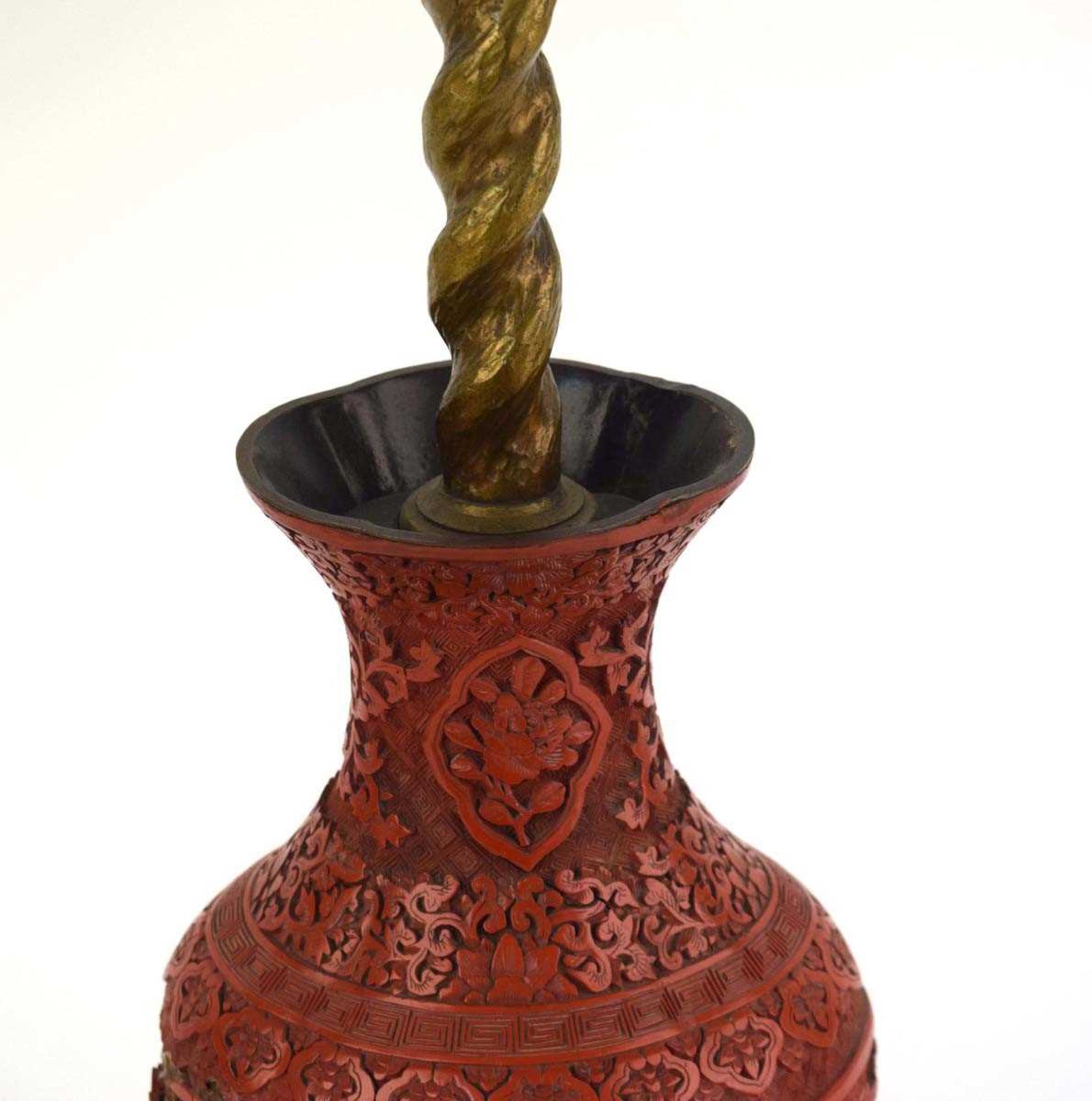A Chinese cinnabar lacquer-type table lamp base, typically decorated with traditional landscapes and - Bild 3 aus 15