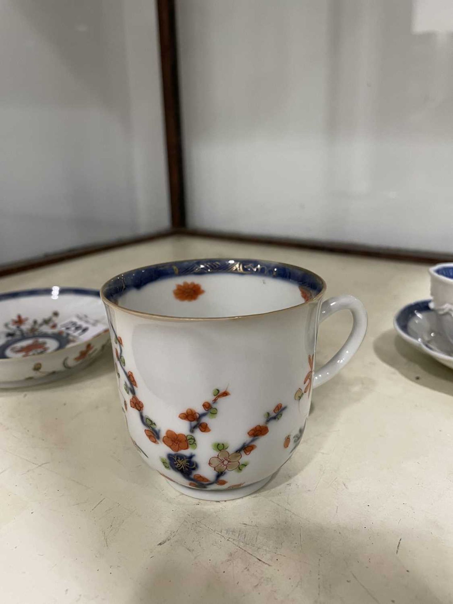 Twelve matching Chinese and other tea bowls, cups and saucers, each decorated in a different - Bild 59 aus 114