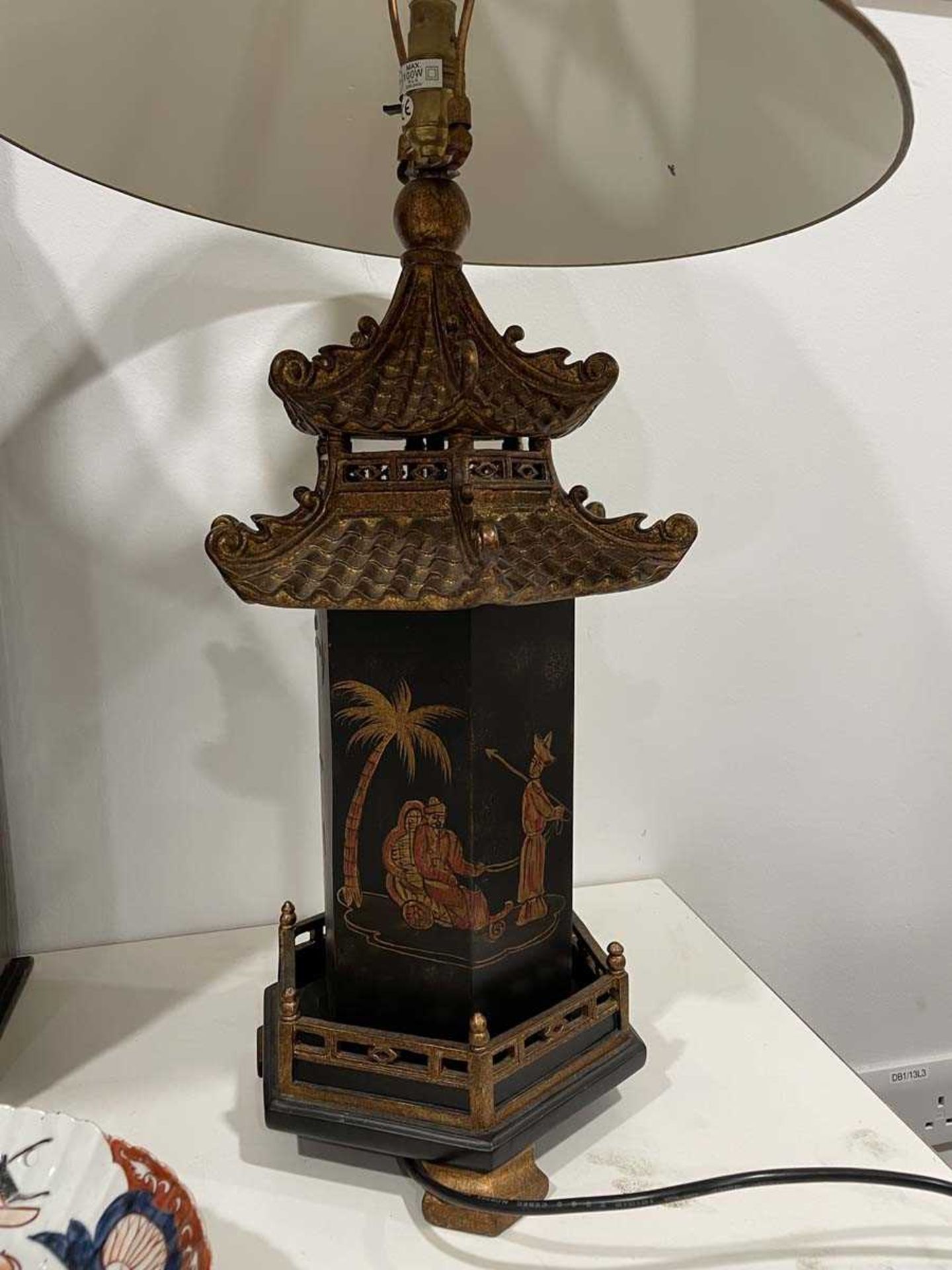 A pair of late 20th century chinoiserie table lamps, the black shades with gilded relief detail over - Bild 15 aus 17