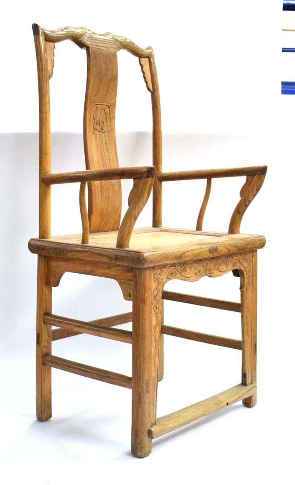 A pair of Chinese elm yoke back open armchairs, w. 56 cm, h. 114 cm, d. 44 cm (2) *from the - Bild 6 aus 6