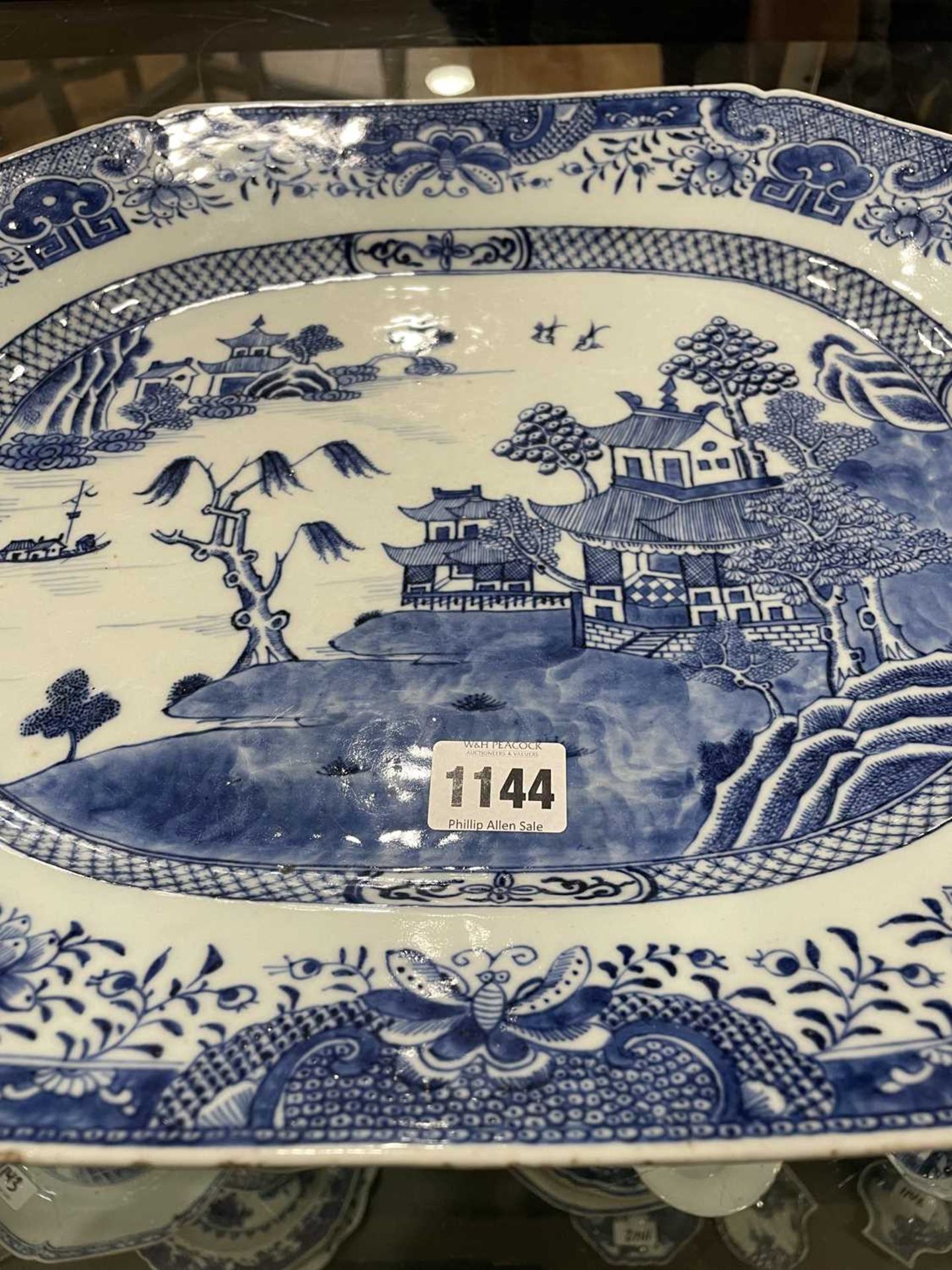 A Chinese blue and white willow pattern charger of typical form, w. 40.5 cm, together with a similar - Bild 23 aus 33