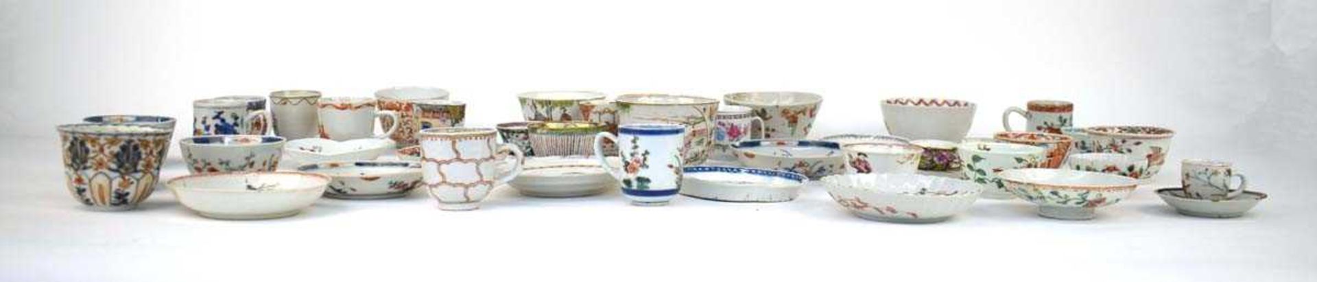 A large quantity of Chinese and other enamel and imari decorated tea bowls, tea cups, saucers and - Image 2 of 15