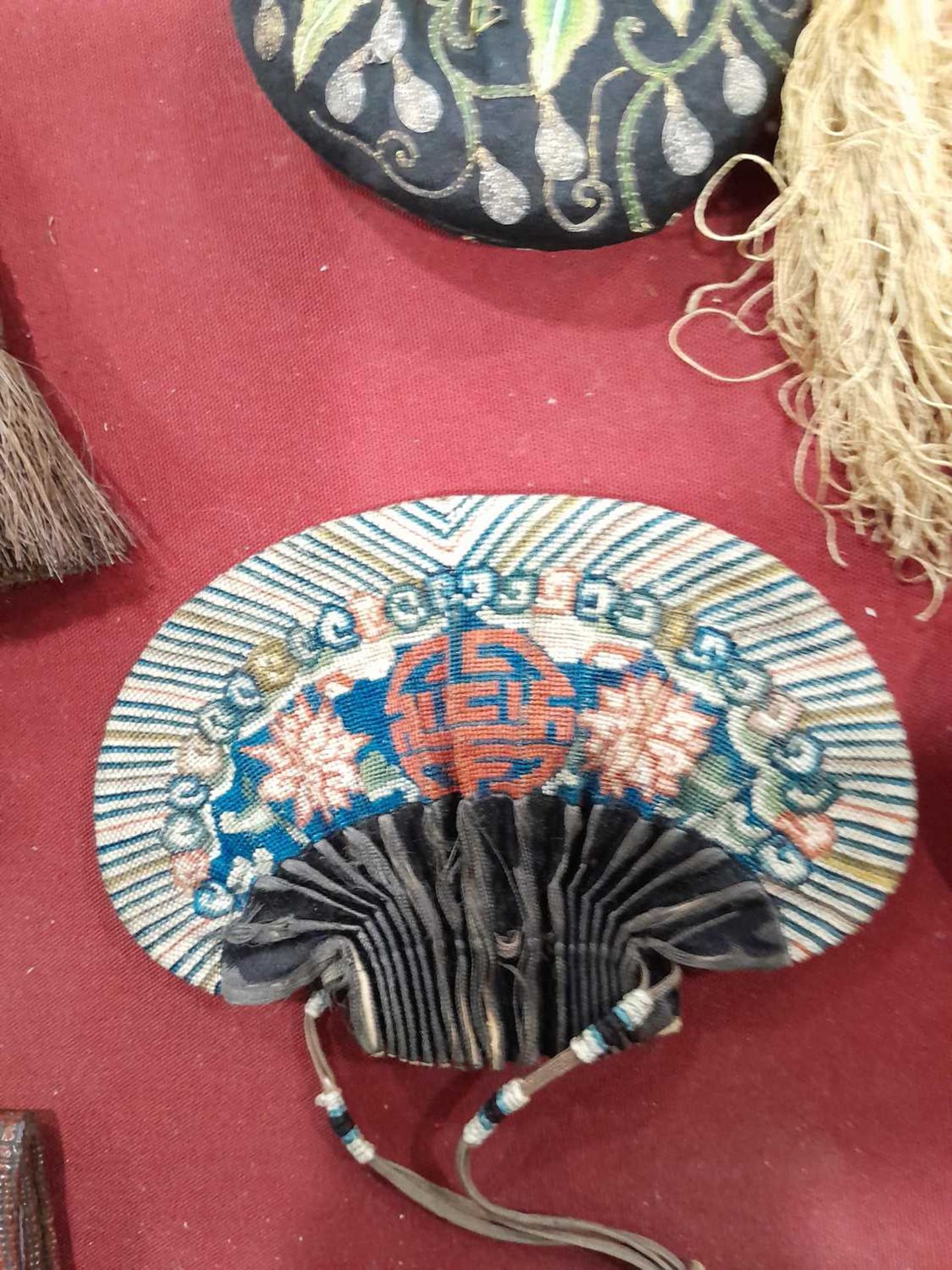 A Chinese embroidered blue/cream silk fan case, l. 33 cm, together with eleven further pouches and - Bild 10 aus 53