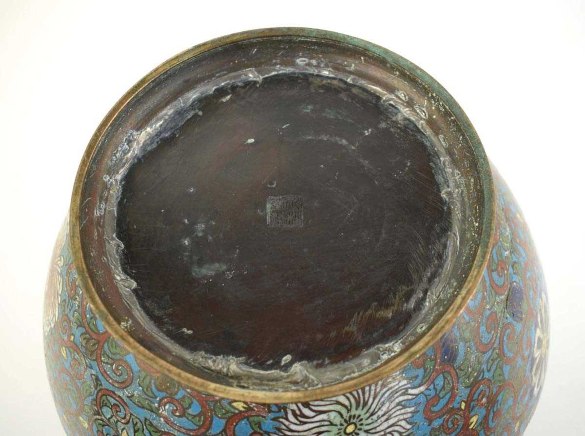 A 19th century Chinese cloisonné enamel jardinière of squat baluster form decorated with - Image 5 of 6