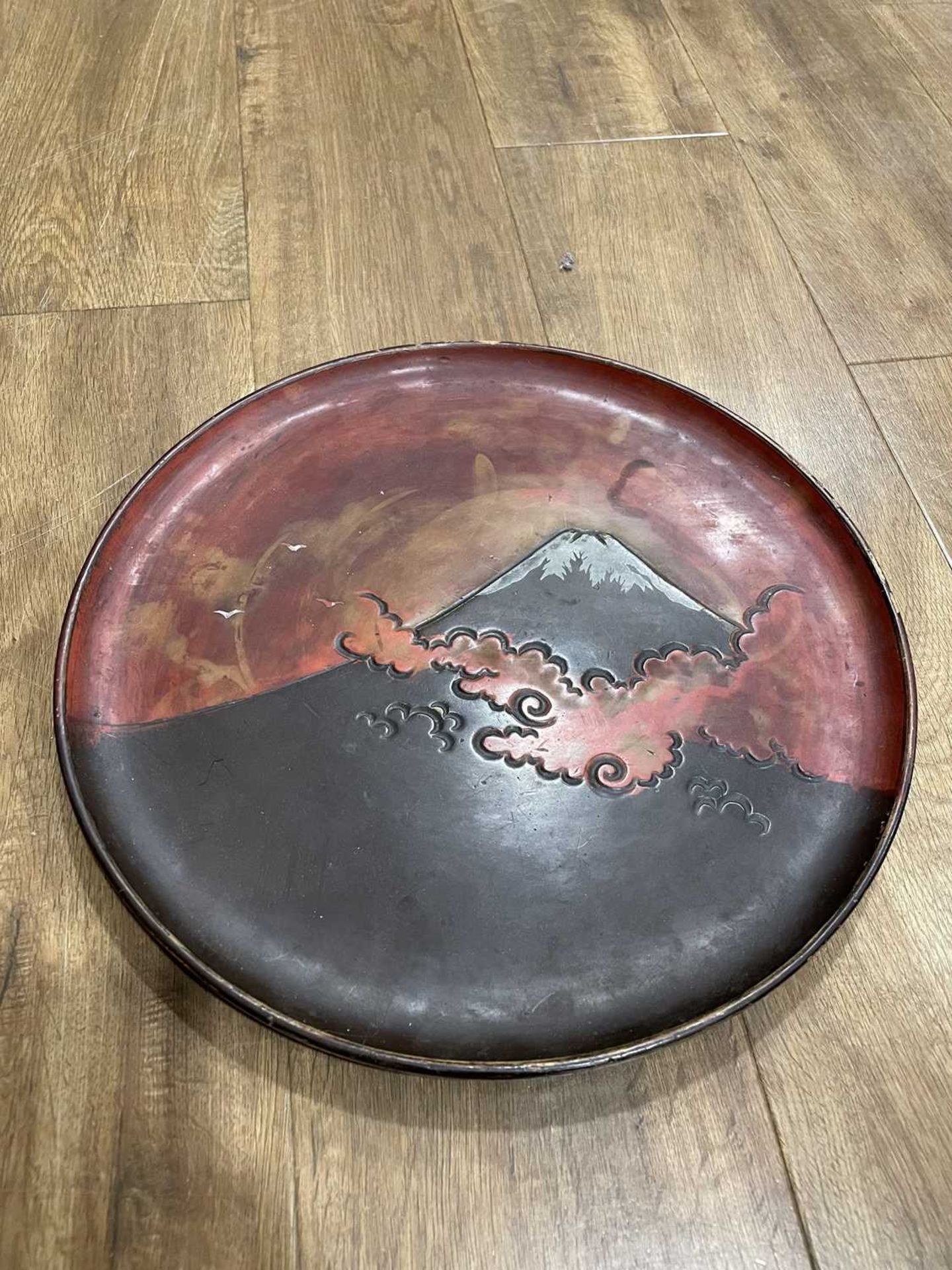 A Japanese lacquer work charger decorated with a view of Mount Fuji, d. 33 cm, together with a - Bild 34 aus 46
