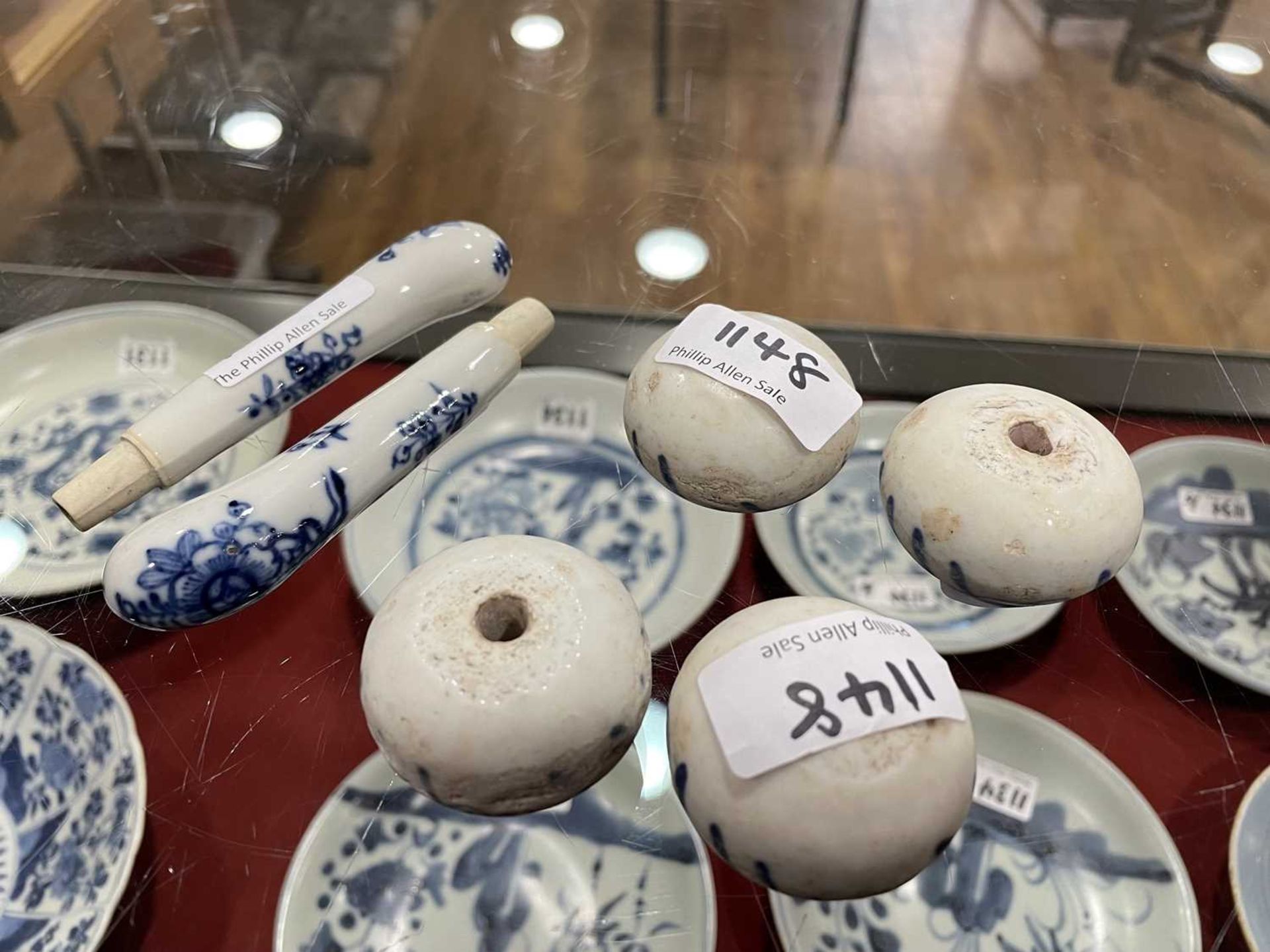 A mixed group of Chinese and other blue and white ceramics including beads, lidded vases, caddies - Bild 48 aus 82