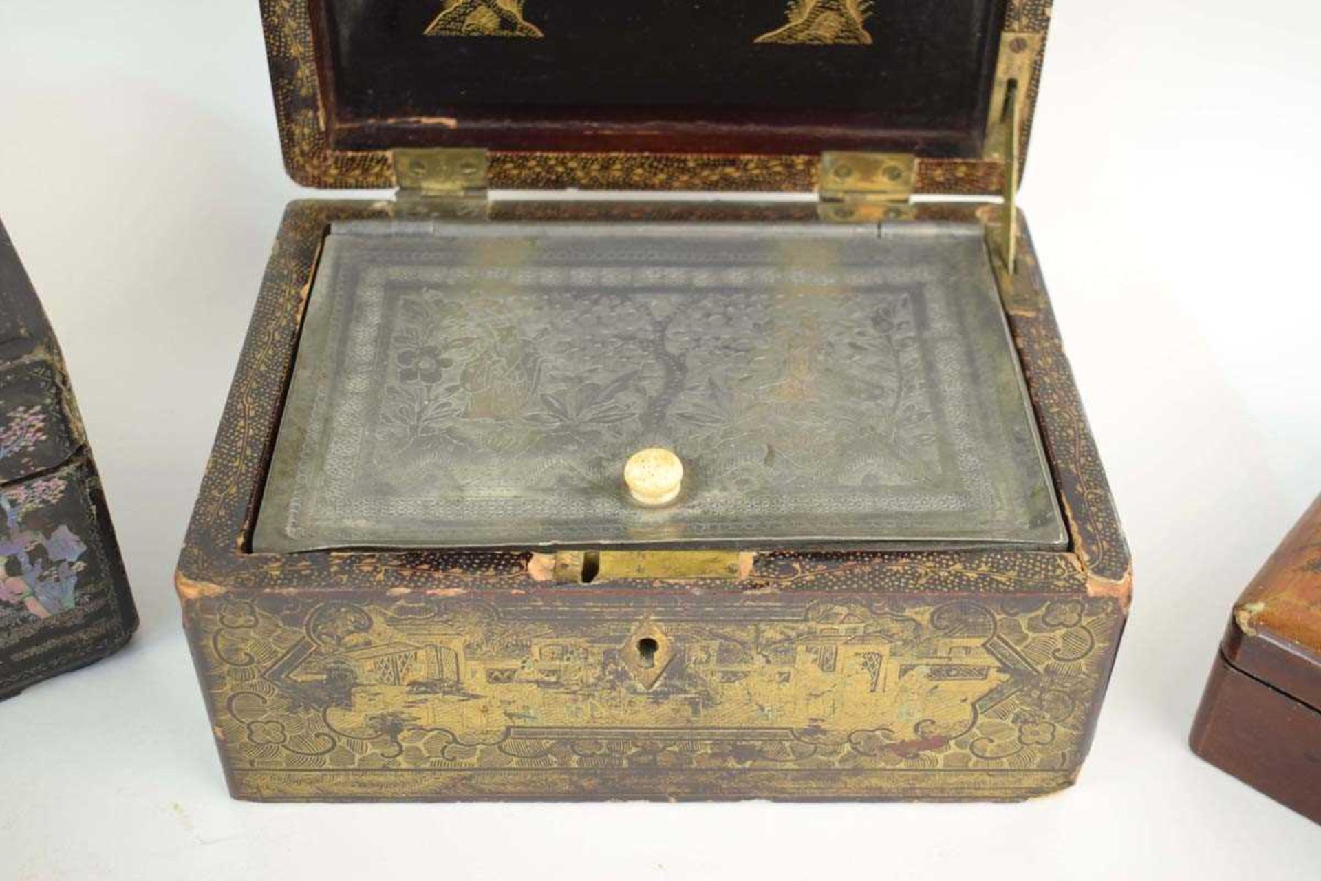 A Chinese Export lacquer work and pewter mounted caddy of rectangular form, w. 23 cm, d. 16.5 cm, h. - Bild 3 aus 33