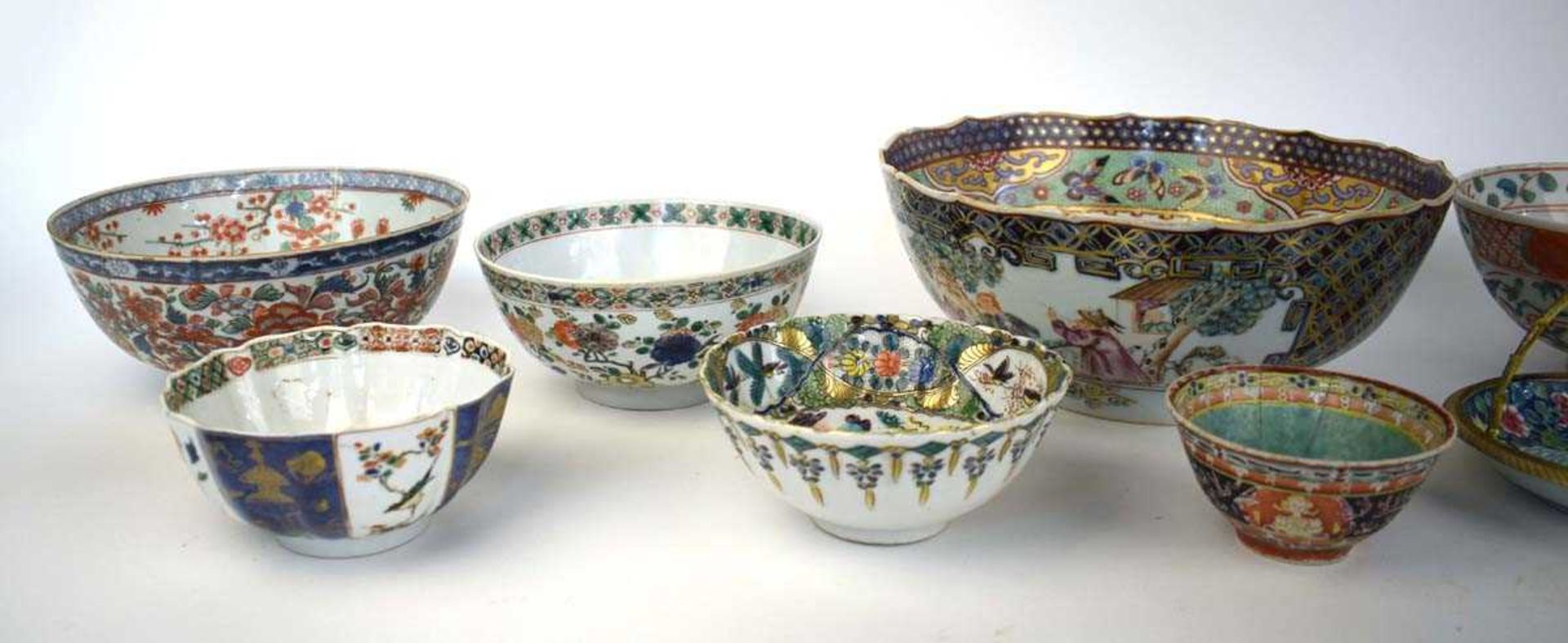 A Chinese Export bowl decorated in coloured enamels in the cabbage leaf pattern, d. 20.5 cm, - Bild 2 aus 8