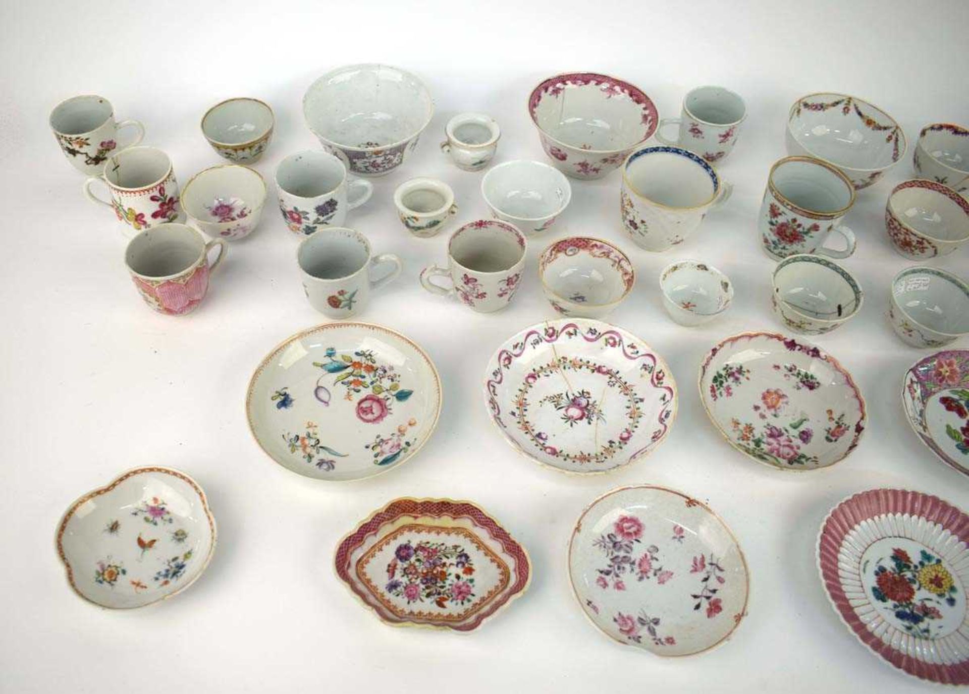 A large quantity of Chinese and famille rose decorated tea bowls, tea cups, saucers and saucer - Image 3 of 6