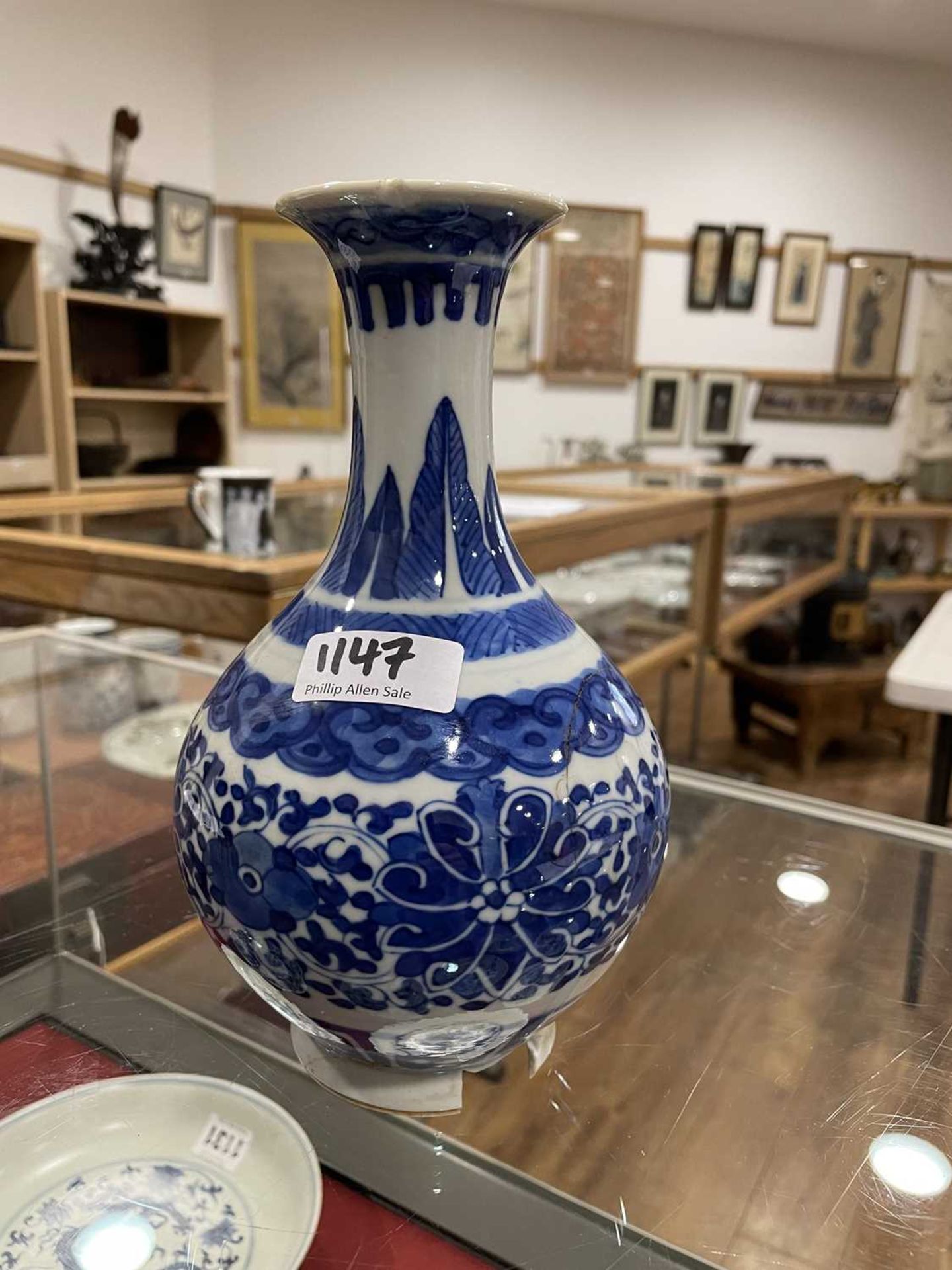 A Chinese blue and white blossom pattern brush pot of cylindrical form on a fixed hardwood base, - Bild 22 aus 54