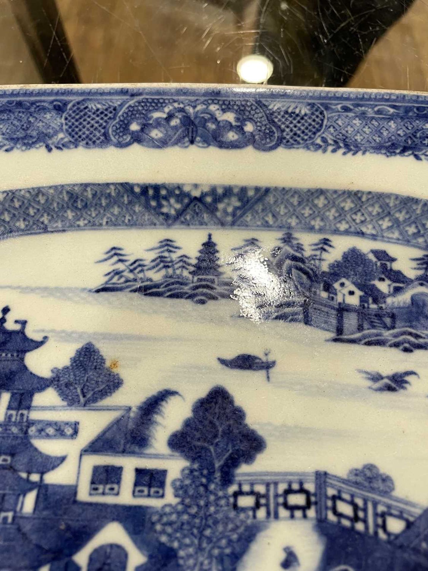 A Chinese blue and white willow pattern charger of typical form, w. 40.5 cm, together with a similar - Bild 10 aus 33