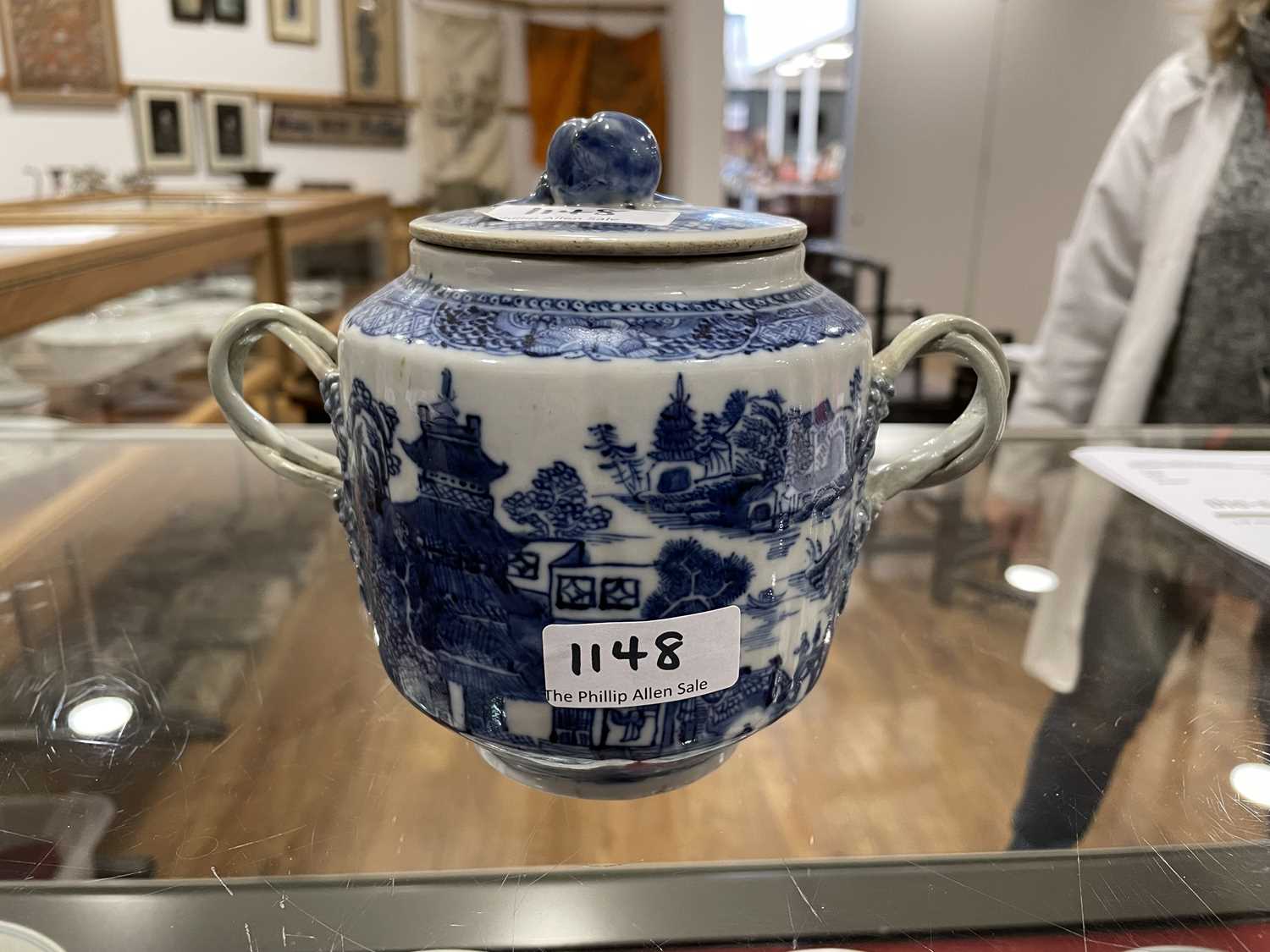 A mixed group of Chinese and other blue and white ceramics including beads, lidded vases, caddies - Image 49 of 82