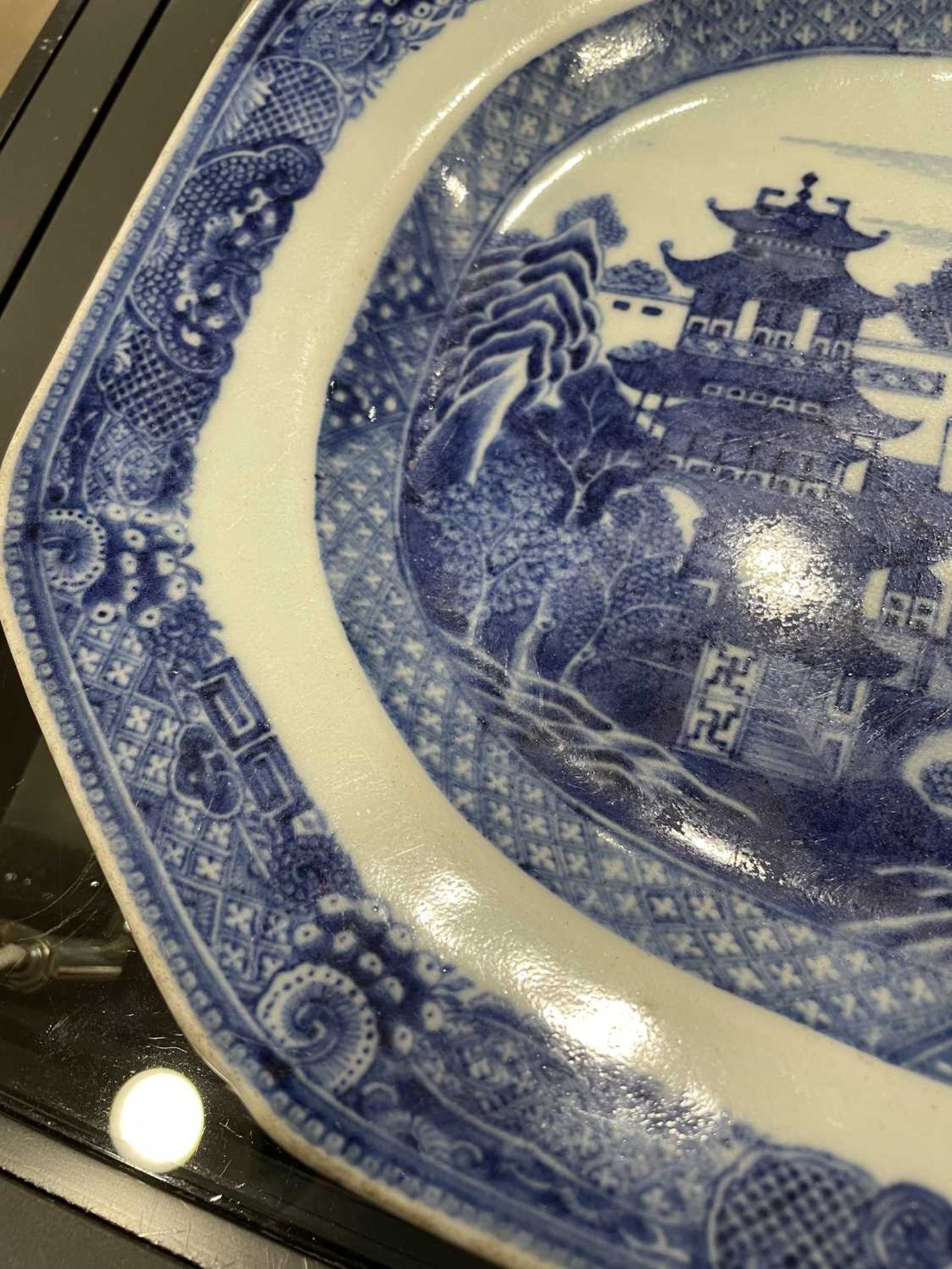 A Chinese blue and white willow pattern charger of typical form, w. 40.5 cm, together with a similar - Bild 12 aus 33