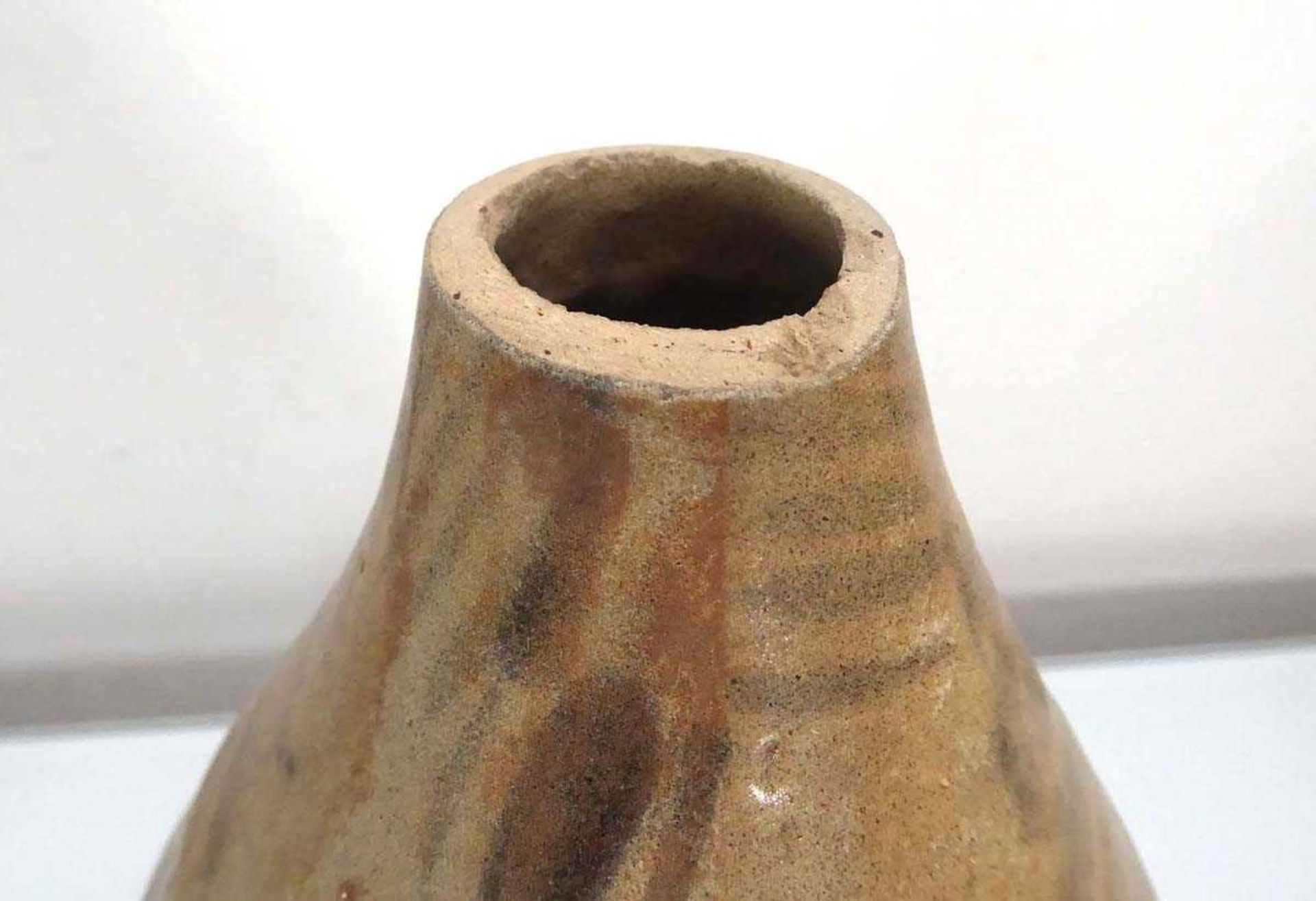 A blue and white stoneware bottle vase of squat form decorated with stylised foliate motifs, h. 24 - Bild 3 aus 3