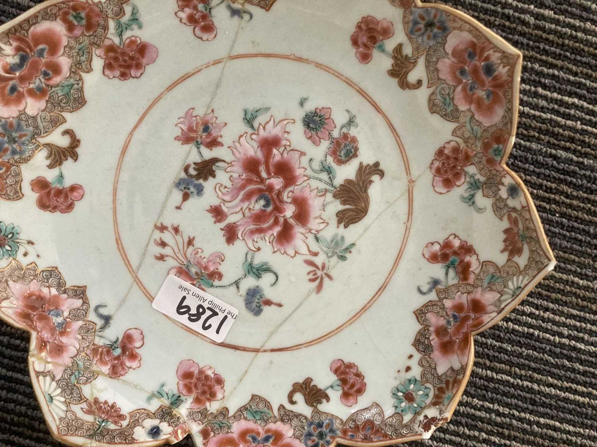 A Chinese shallow dish of octagonal form decorated with blossoming branches in the famille rose - Bild 8 aus 41