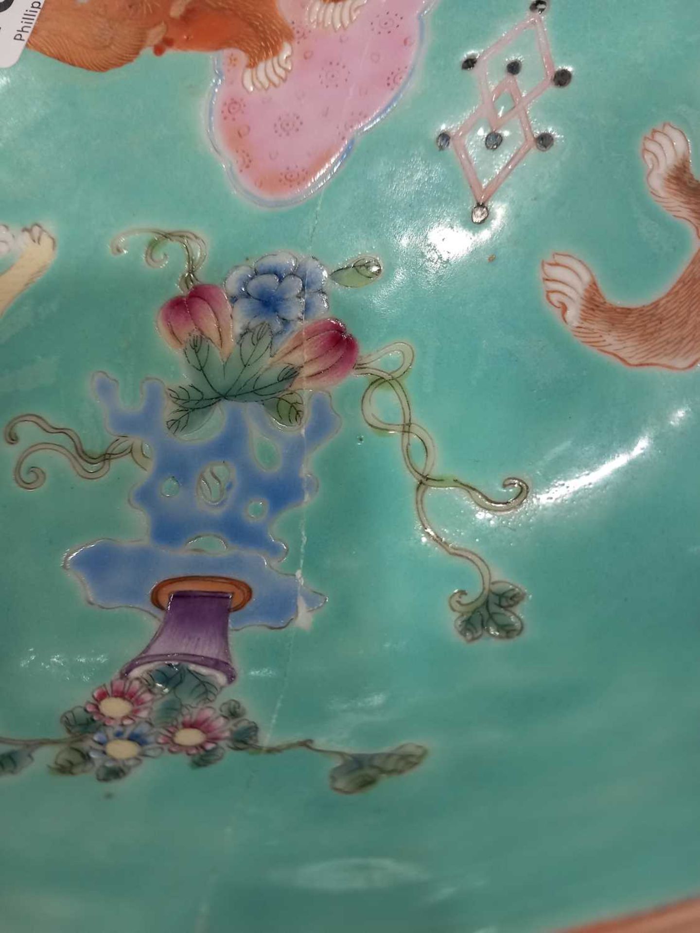 A Cantonese shallow dish all over decorated in coloured enamels with Pekingese dogs, d. 23.5 cm, - Bild 27 aus 41