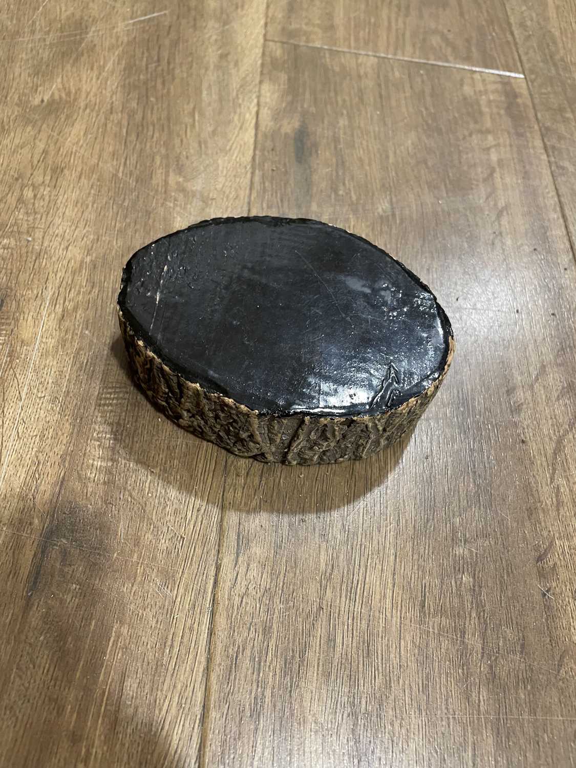 A Japanese lacquer work charger decorated with a view of Mount Fuji, d. 33 cm, together with a - Image 18 of 46