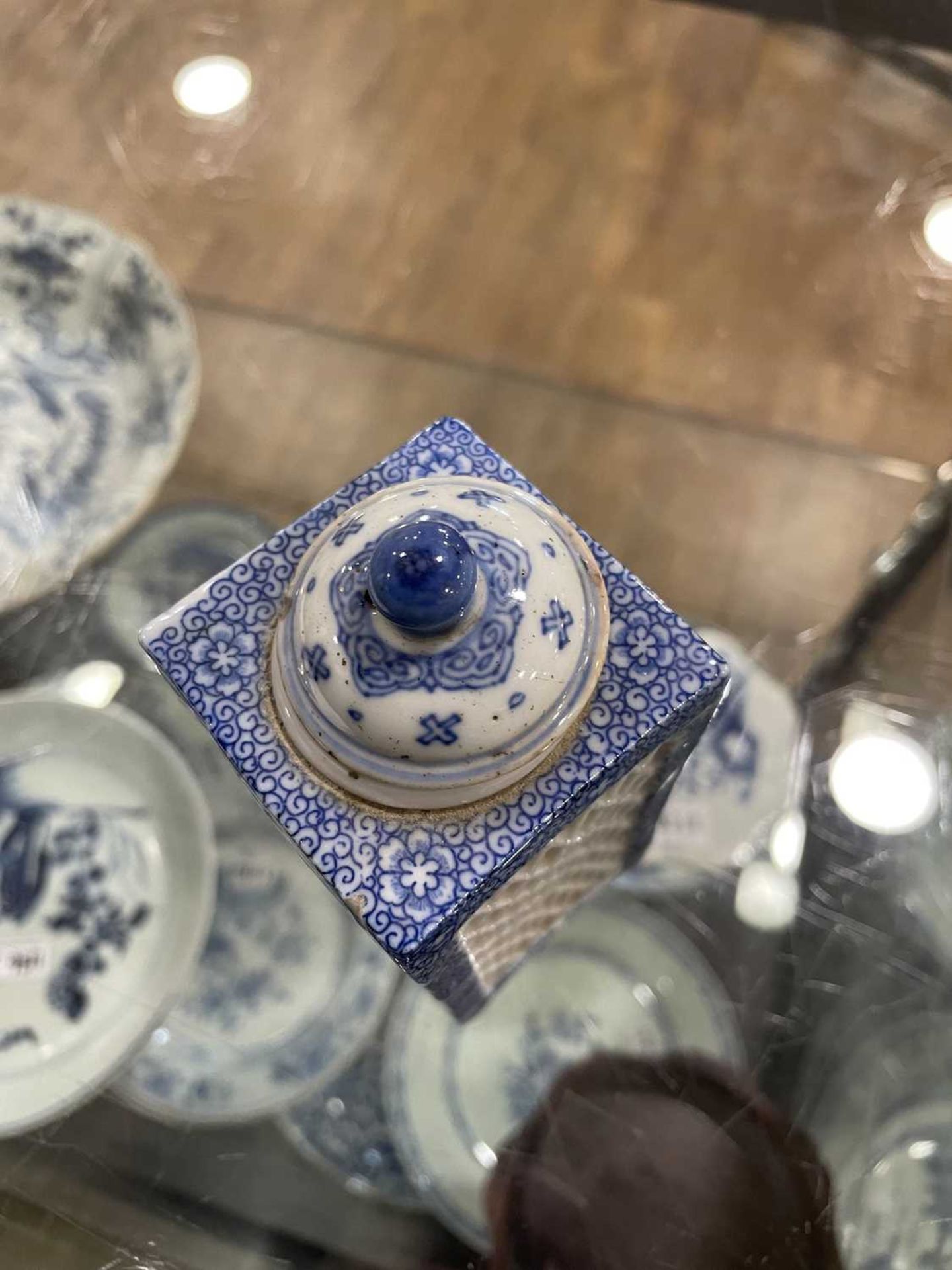 A mixed group of Chinese and other blue and white ceramics including beads, lidded vases, caddies - Bild 19 aus 82