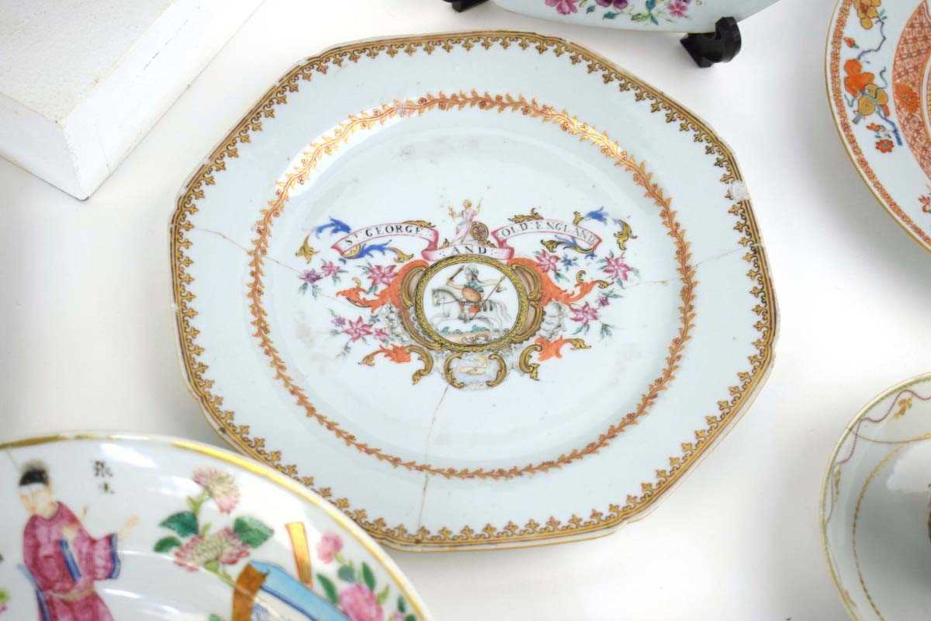 A Chinese Export armorial dish, decorated in coloured enamels with traditional figures and the (?) - Bild 2 aus 41