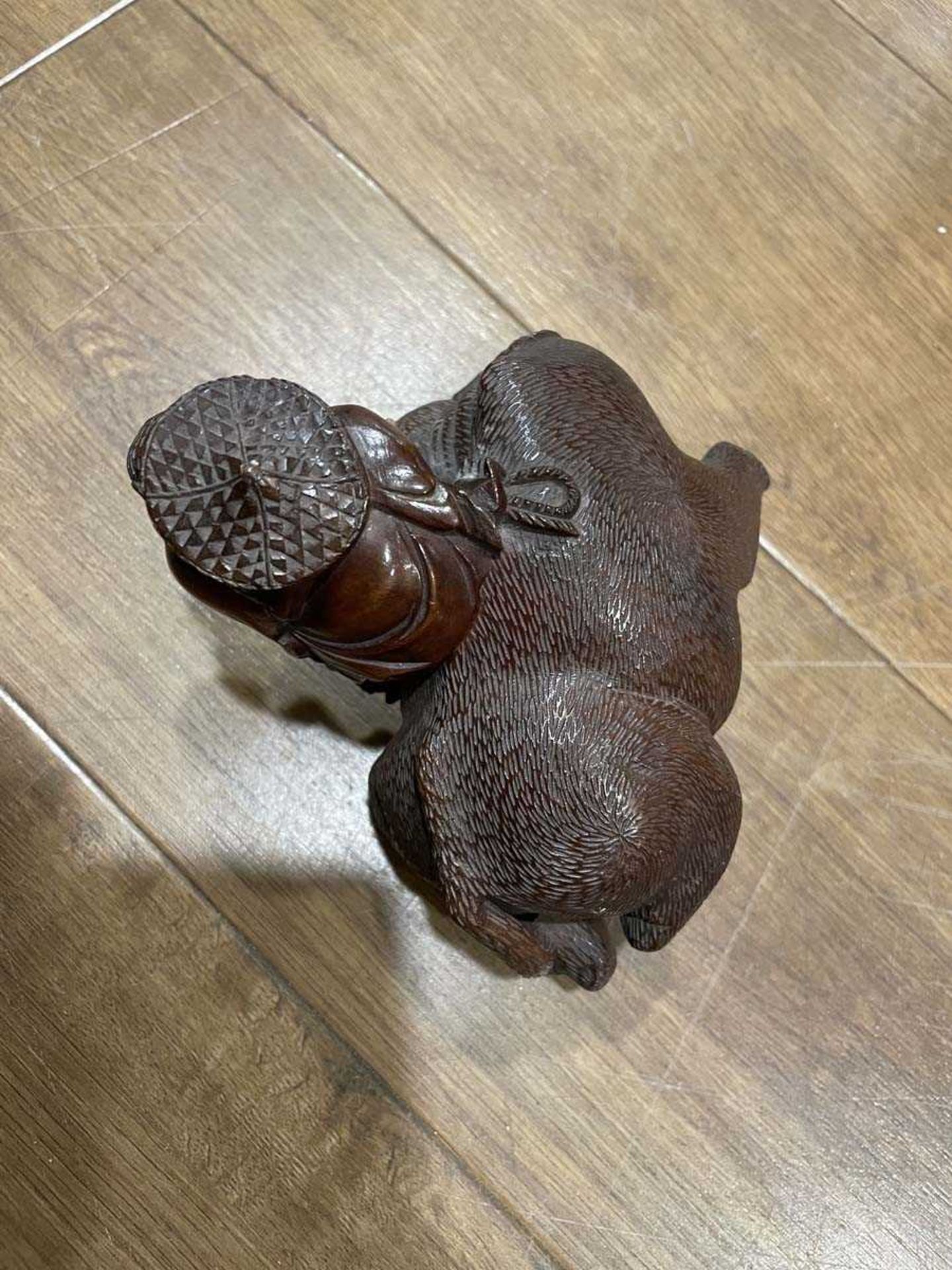 A Chinese carved hardwood figure modelled as a water buffalo and its riders, h. 17.5 cm, together - Bild 15 aus 27