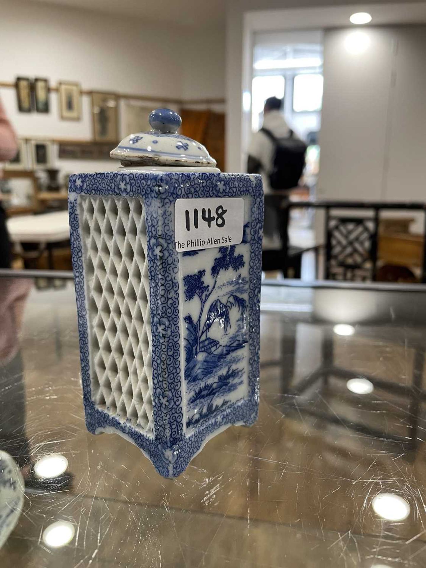 A mixed group of Chinese and other blue and white ceramics including beads, lidded vases, caddies - Bild 17 aus 82